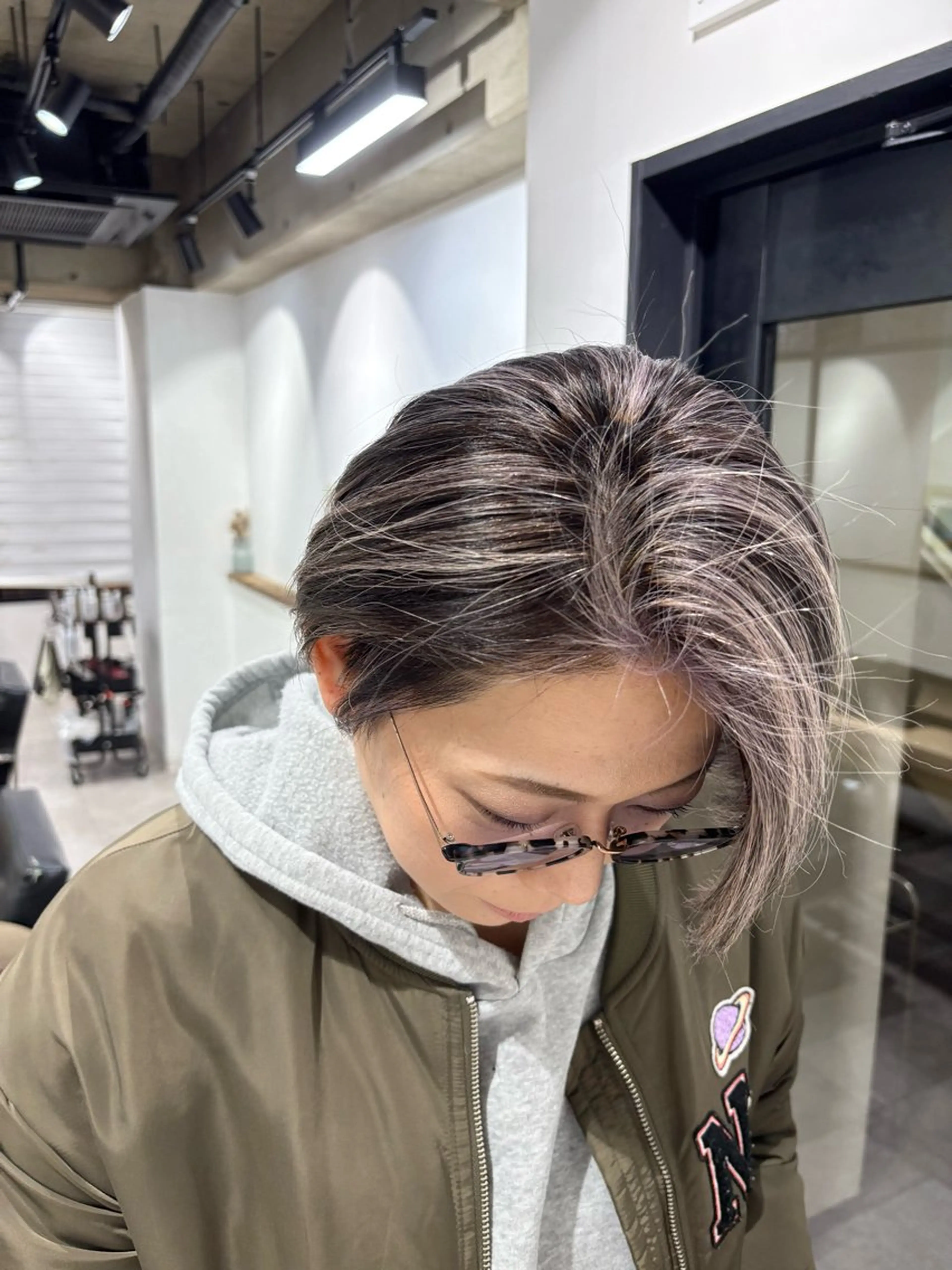 ショート ハイライト FOLK所属・白髪ぼかしハイライト バレイヤージュヤマトのヘアスタイル