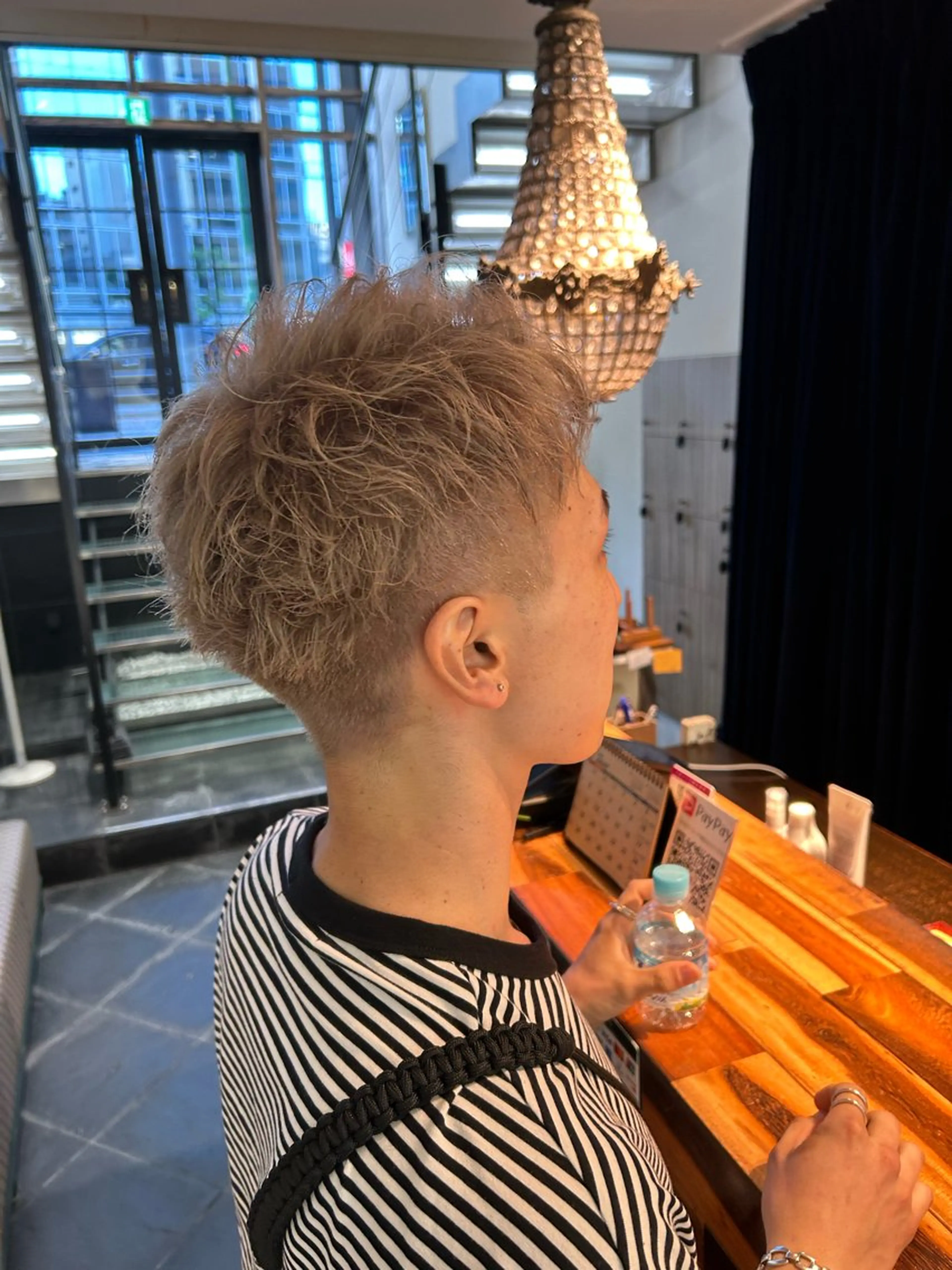 ショート カラー ベージュカラー ハイトーンカラー ミルクティーベージュ 岡田 拓真のヘアスタイル