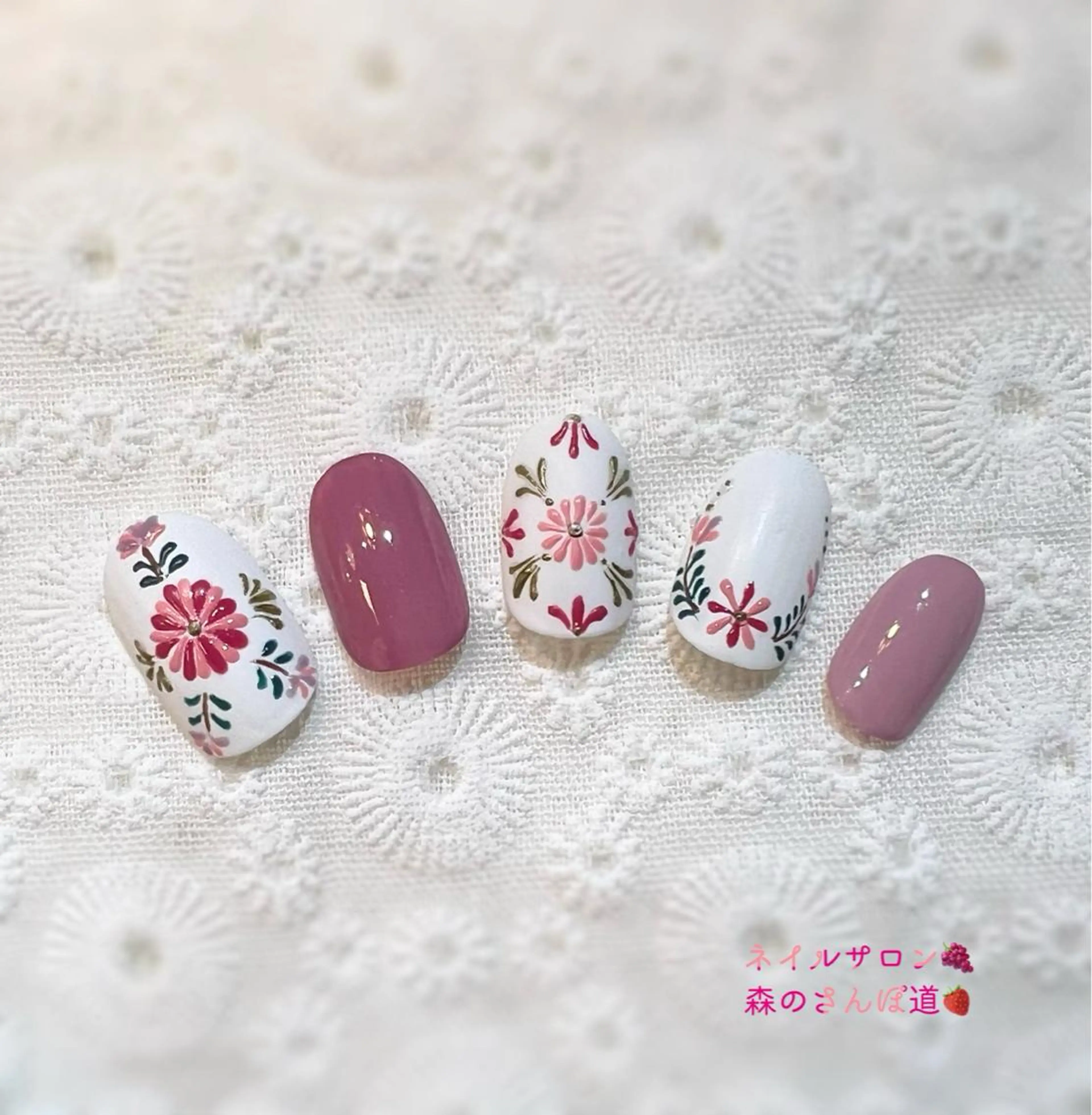 ネイル カジュアル ジェルネイル ガーリー 春ネイル 冬ネイル ハンドネイル 森のさんぽ道所属・ショートネイル 森のさんぽ道のネイルデザイン