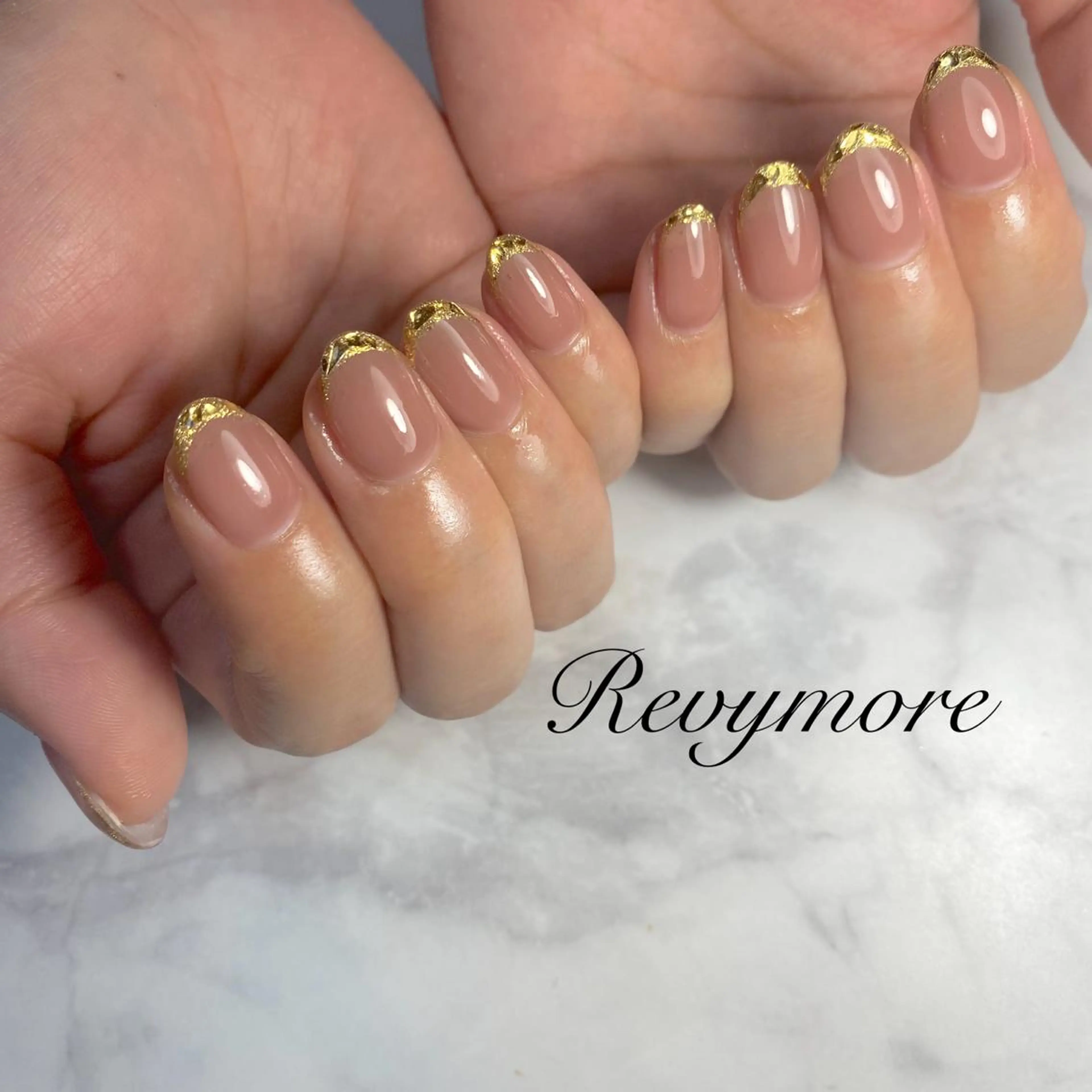ミディアム ネイル 韓国風ヘア フレンチネイル ジェルネイル ガラスフレンチ ゴールド nail salon Revymoreのネイルデザイン