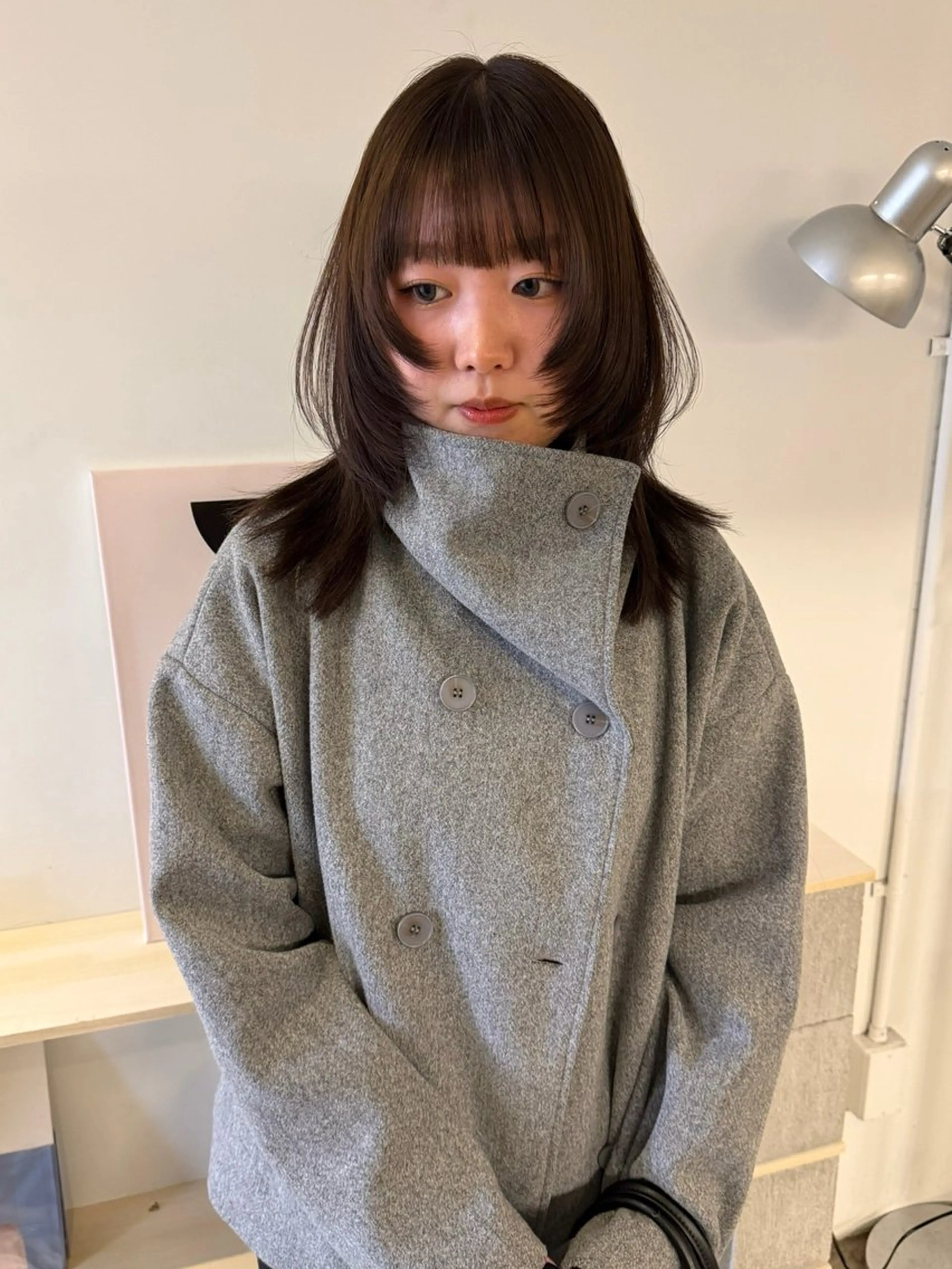 ミディアム カラー ベージュカラー 黒髪 ブリーチ ブラウンカラー ダブルカラー カット ヘアカラー トリートメント MIU/ルーツカラー 顔まわりレイヤーのヘアスタイル