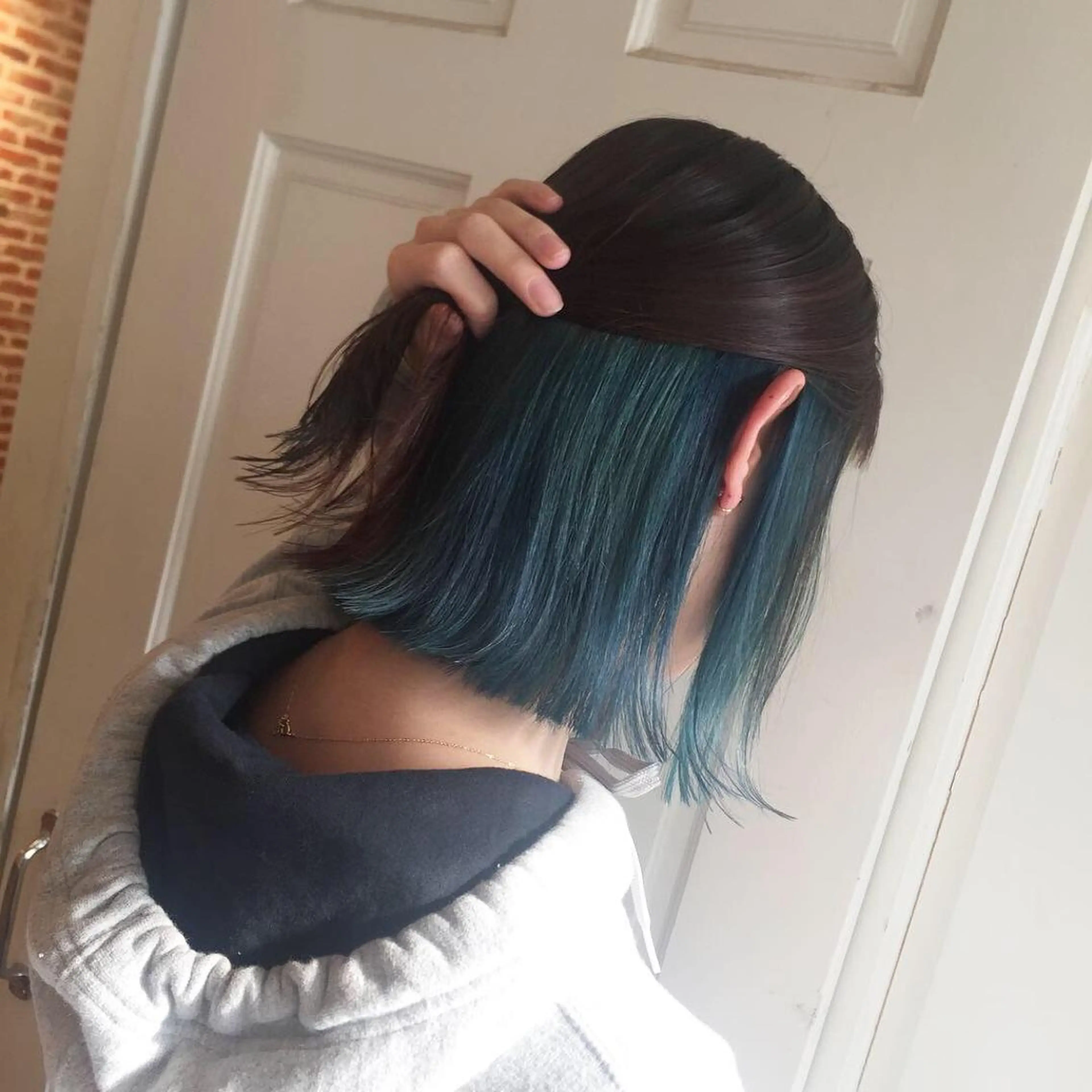 ショート カラー 切りっぱなしボブ ブルーカラー ボブ ホワイト&レイヤーカ ットエクステ長畠俊輔のヘアスタイル