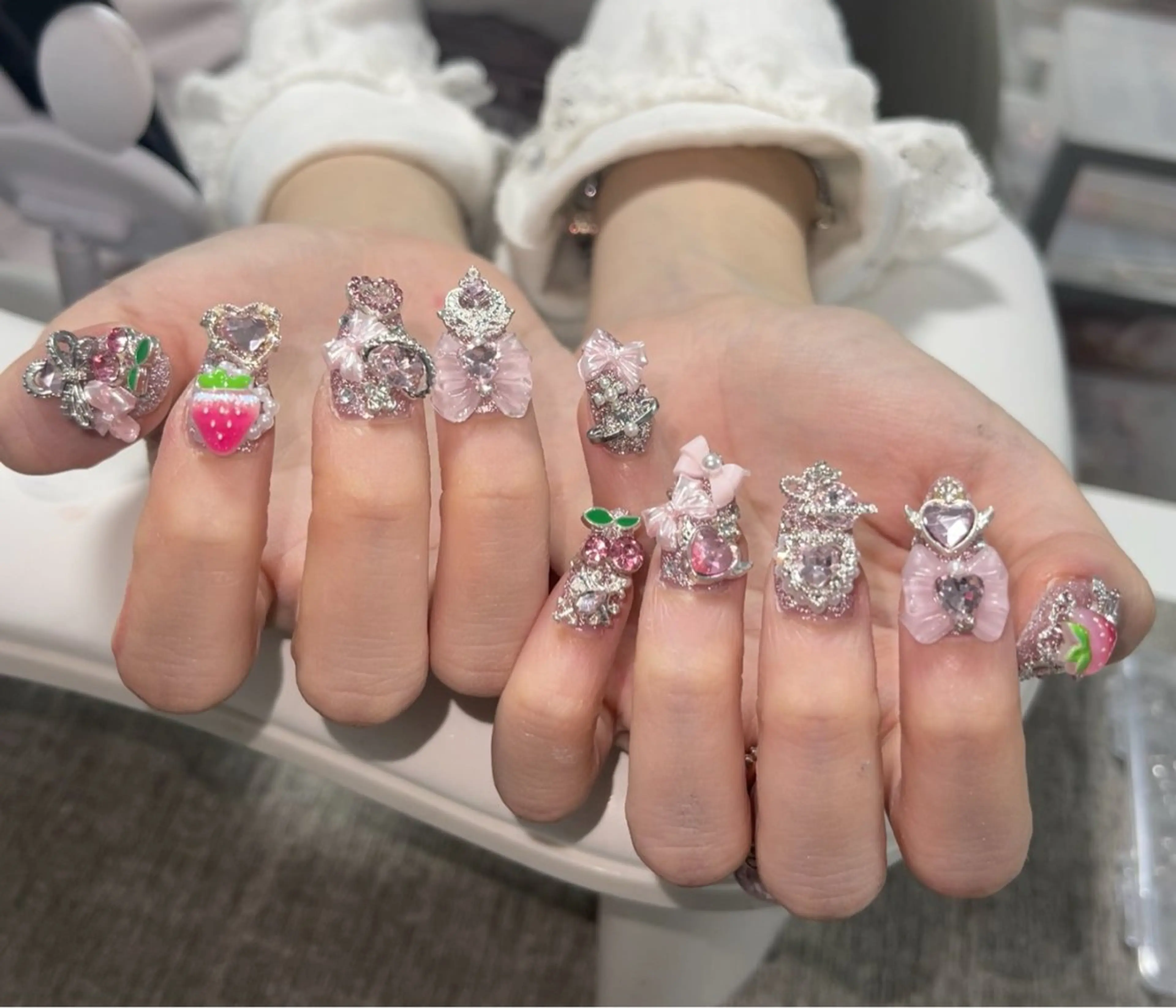 ネイル アートネイル グラデーション キラキラネイル ニュアンスネイル オフィスネイル ハンドネイル Amee Nail Salonのネイルデザイン