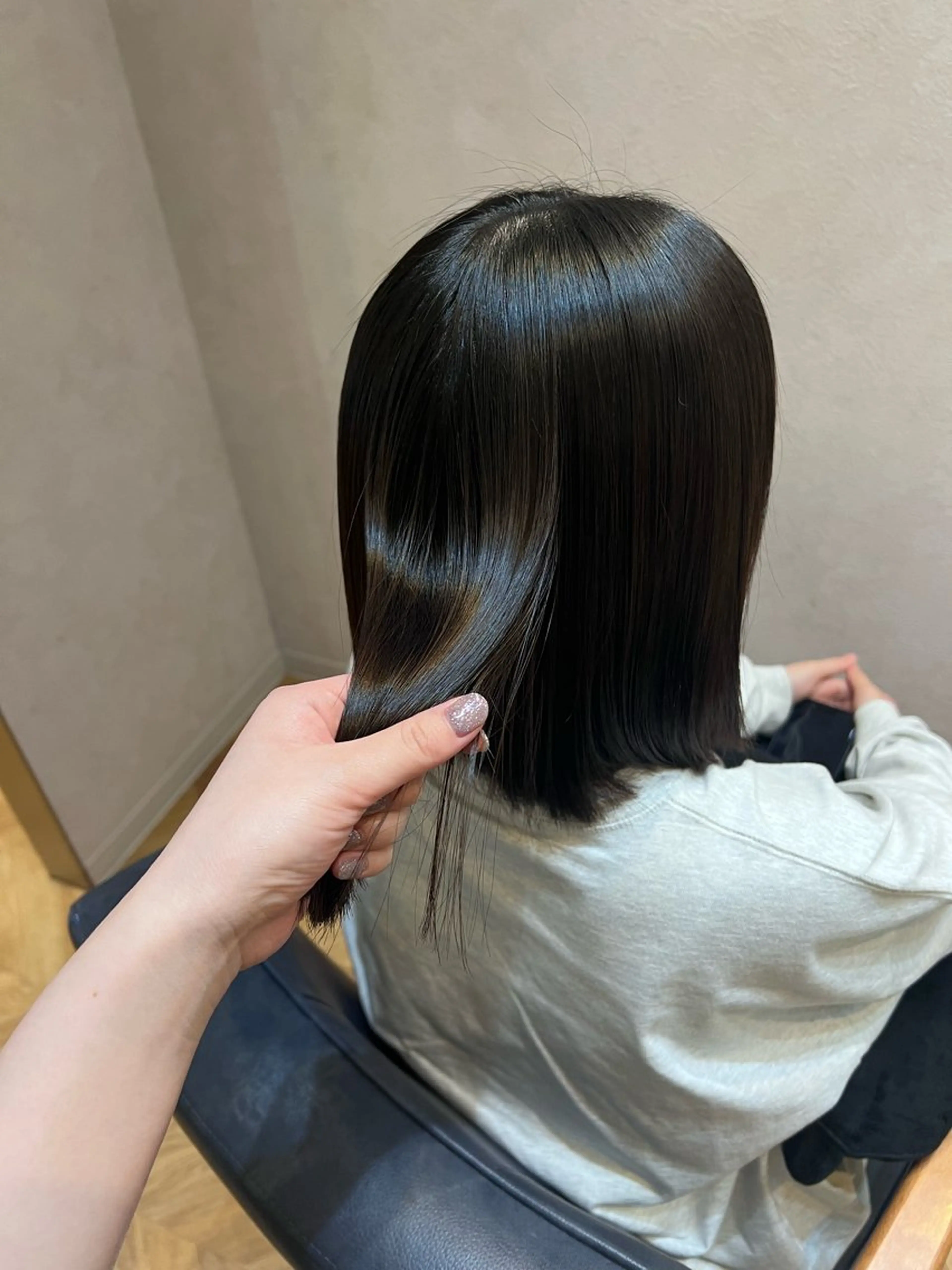 ミディアム カット 縮毛矯正 トリートメント "今"だけでない美髪 KOTOMIのヘアスタイル