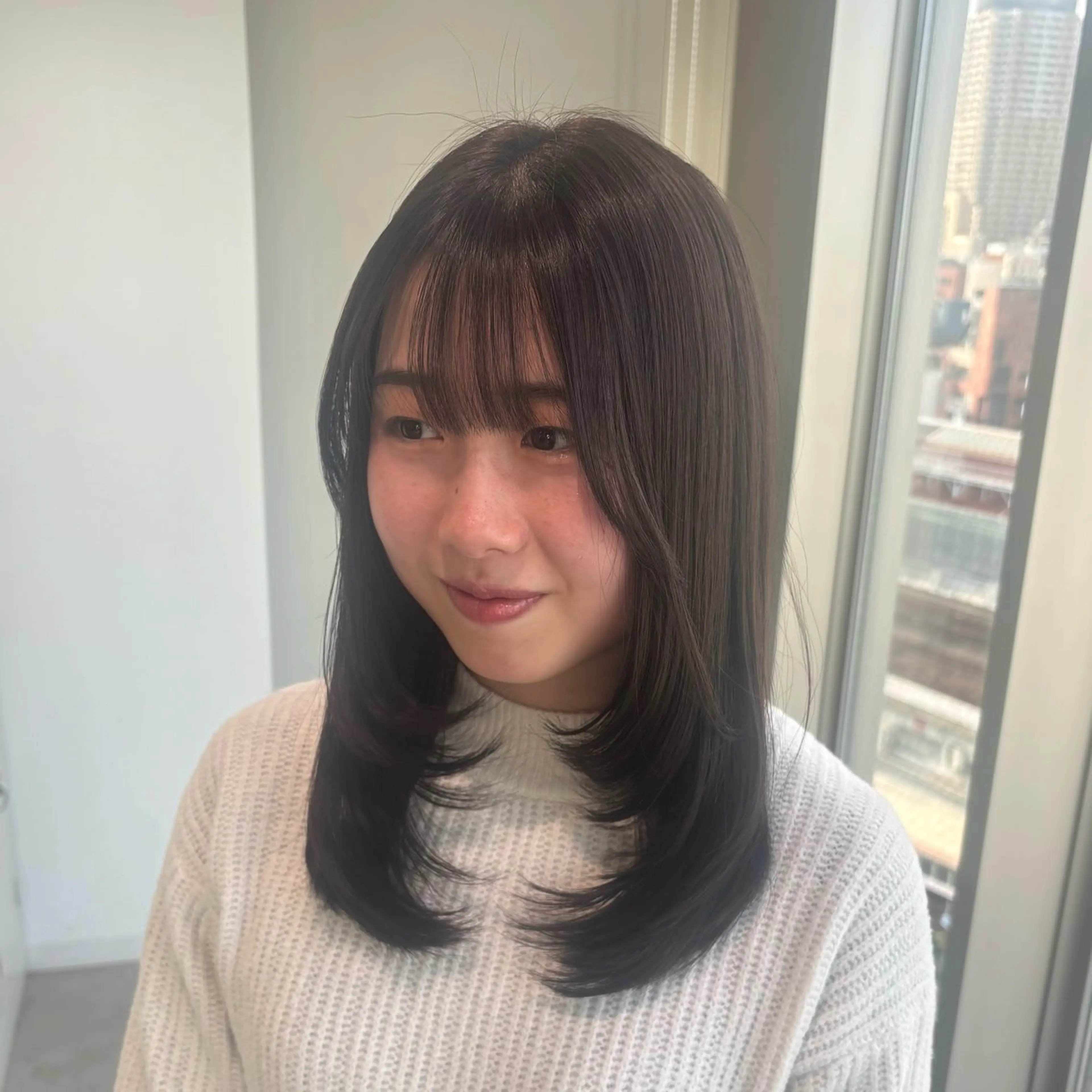 ミディアム カラー EIGHT ／SHU🩶のヘアスタイル