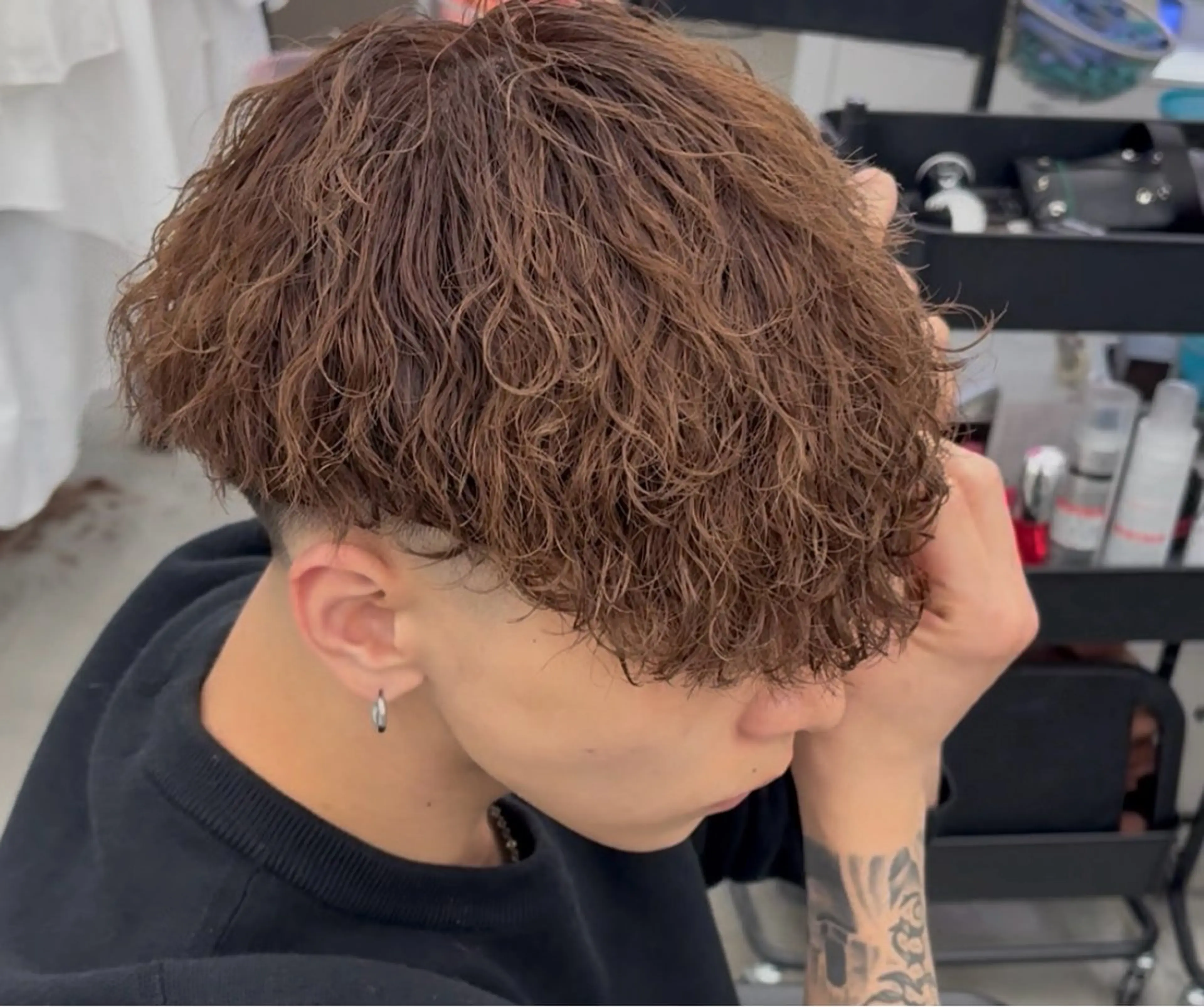 ショート カラー パーマ ヘアアレンジ メンズ メンズパーマ 波巻きパーマ ベージュカラー 柊斗 /横浜パーマのヘアスタイル