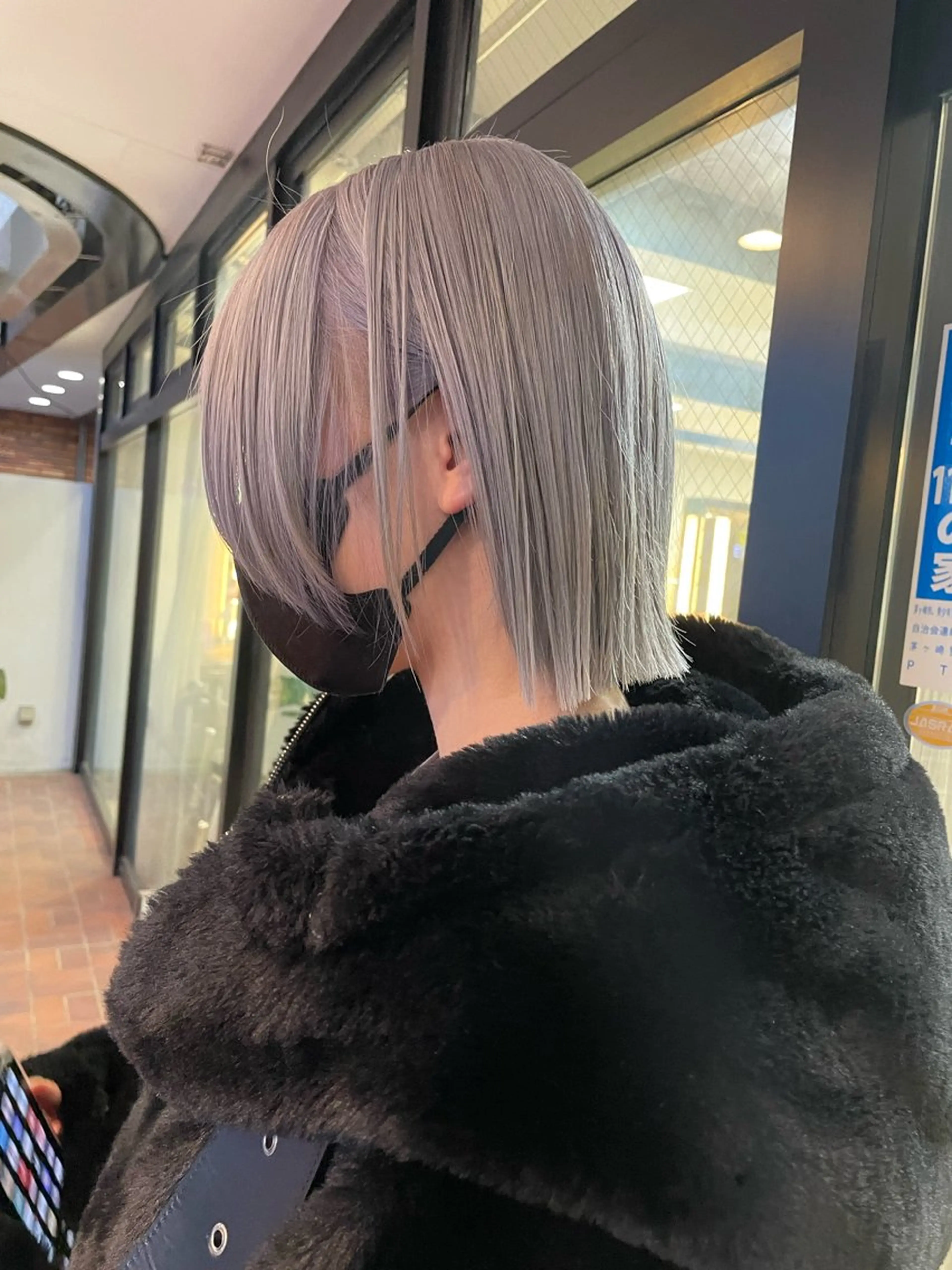 ショート カラー ヘアカラー トリートメント ハイトーン/レイヤー 似合わせ・ユキノのヘアスタイル