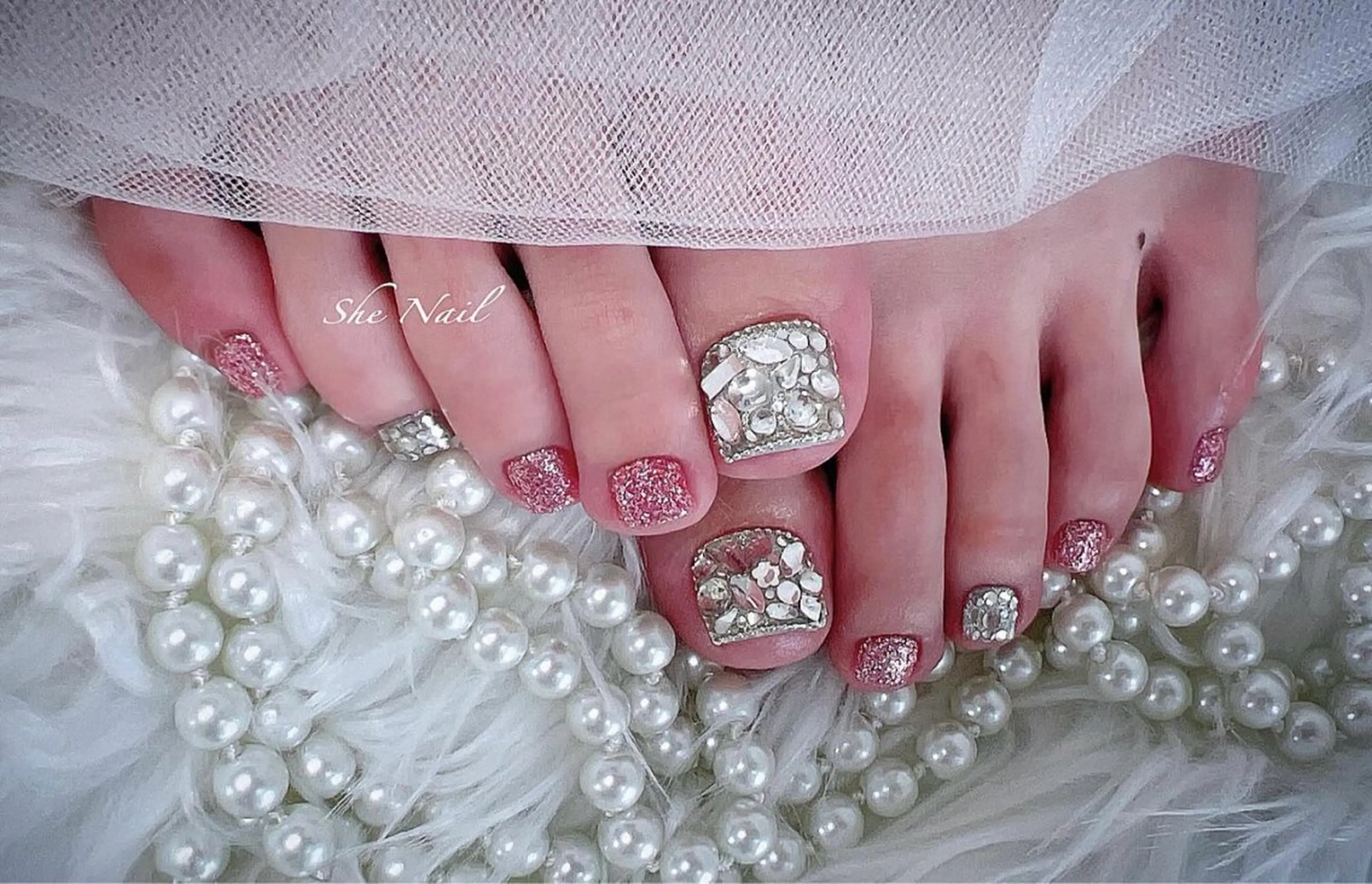 ネイル チークネイル ドット 長さ出し フットネイル キラキラネイル フットネイル She   Nail所属・ISA_ BELLAのネイルデザイン