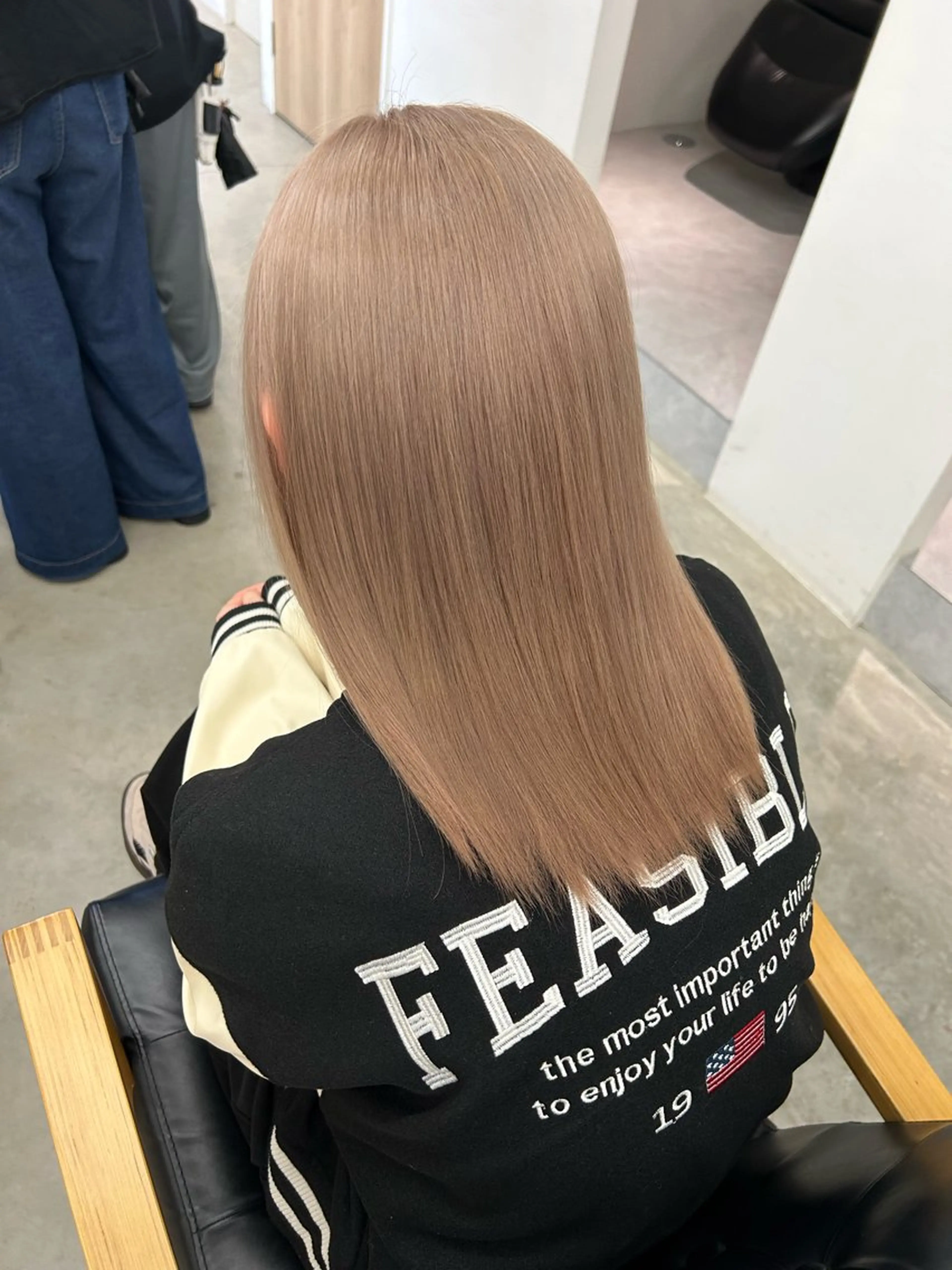 ミディアム カラー ベージュカラー ブリーチ ミルクティーベージュ ヘアカラー noa  🦋 ブリーチ/暖色のヘアスタイル