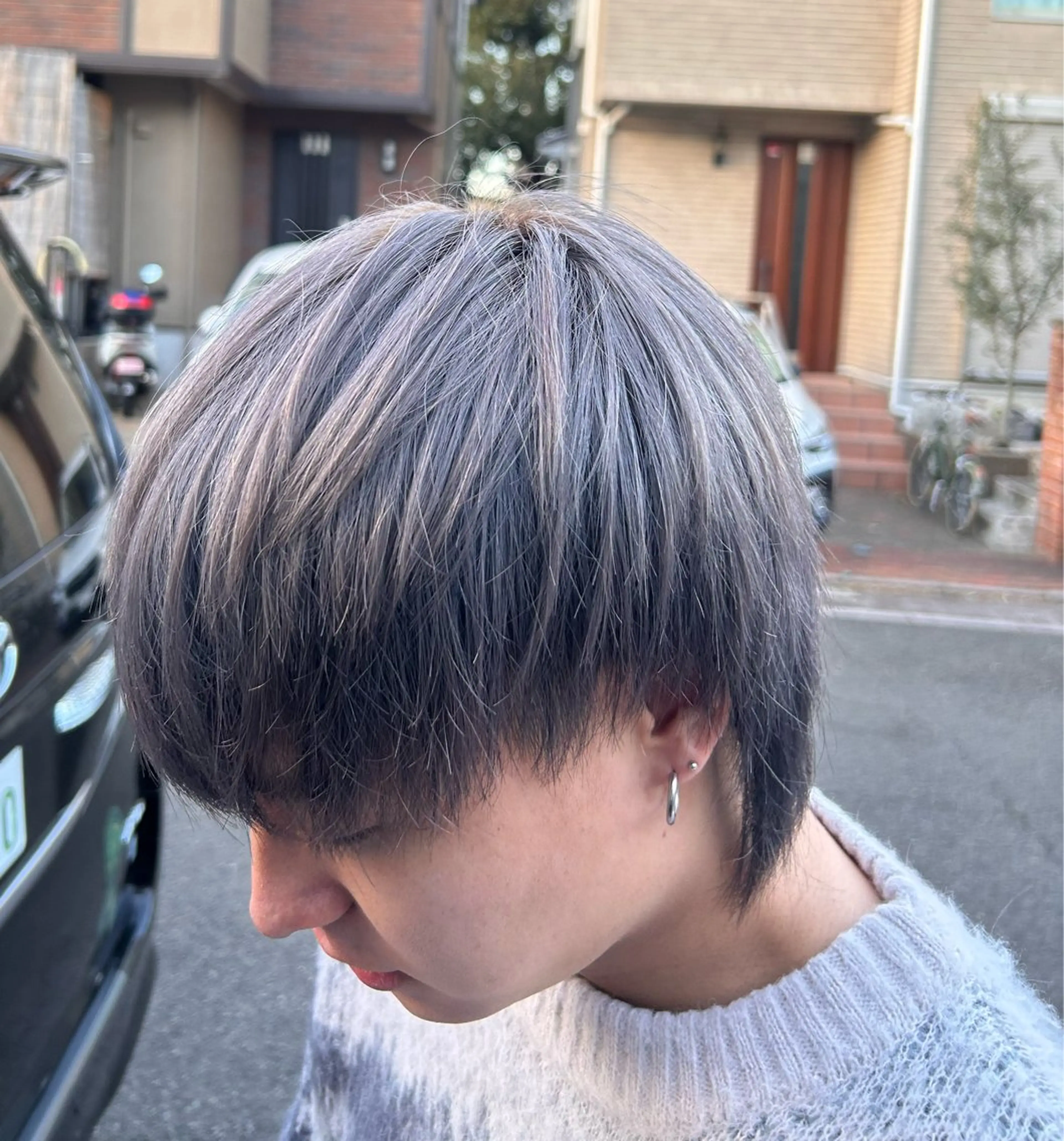 カラー メンズ 黒髪 デザインカラー シルバー 金山 匠之介のヘアスタイル