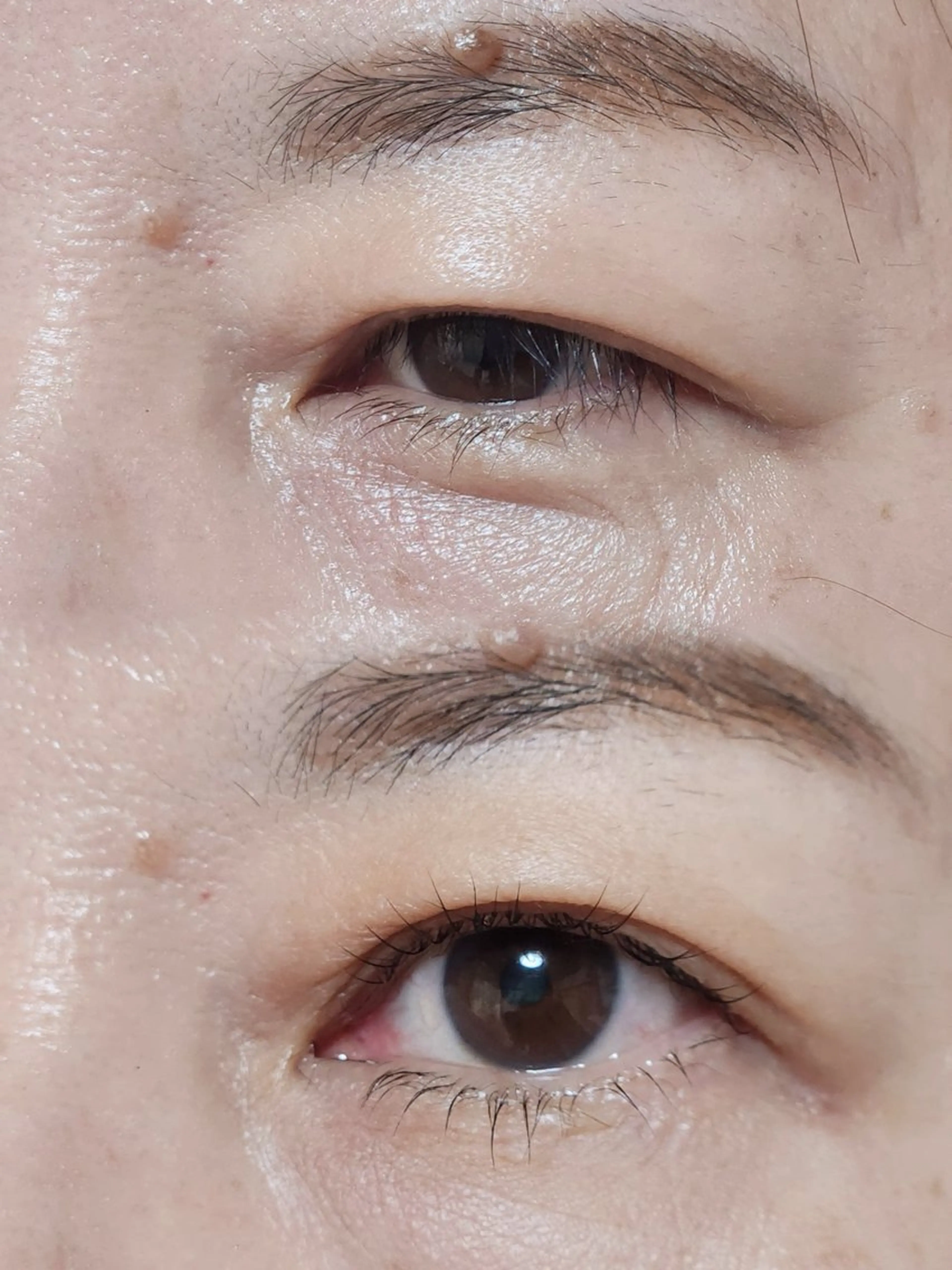 派手は困るけど目元ははっきりさせたい！上下パーマの写真