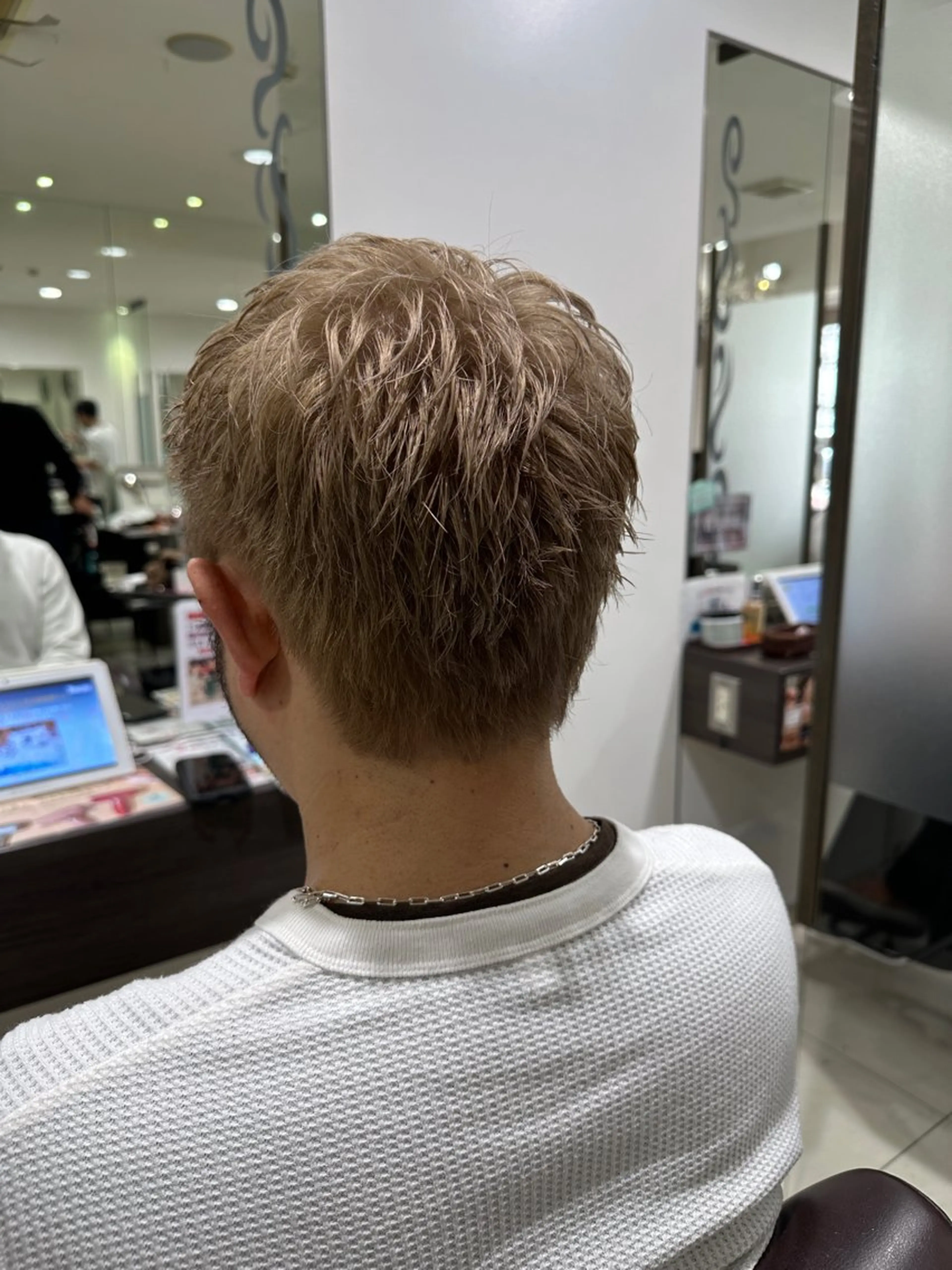 カラー ベージュカラー ブリーチ ミルクティーベージュ レイヤー 艶々カラーのヘアスタイル