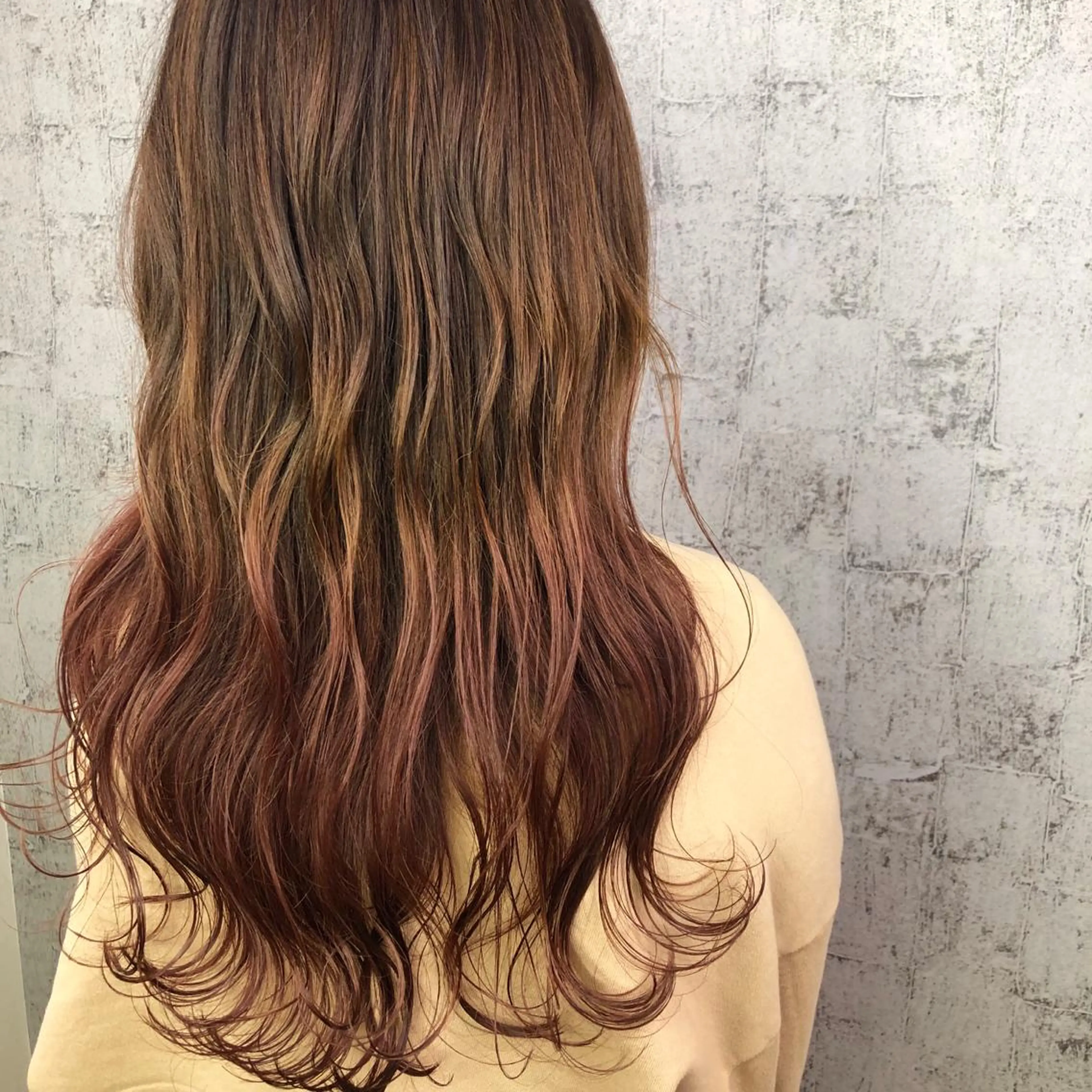 ロング カラー グラデーションカラー イルミナカラー ピンクカラー 小顔レイヤー/ ベージュ🤍Rieのヘアスタイル