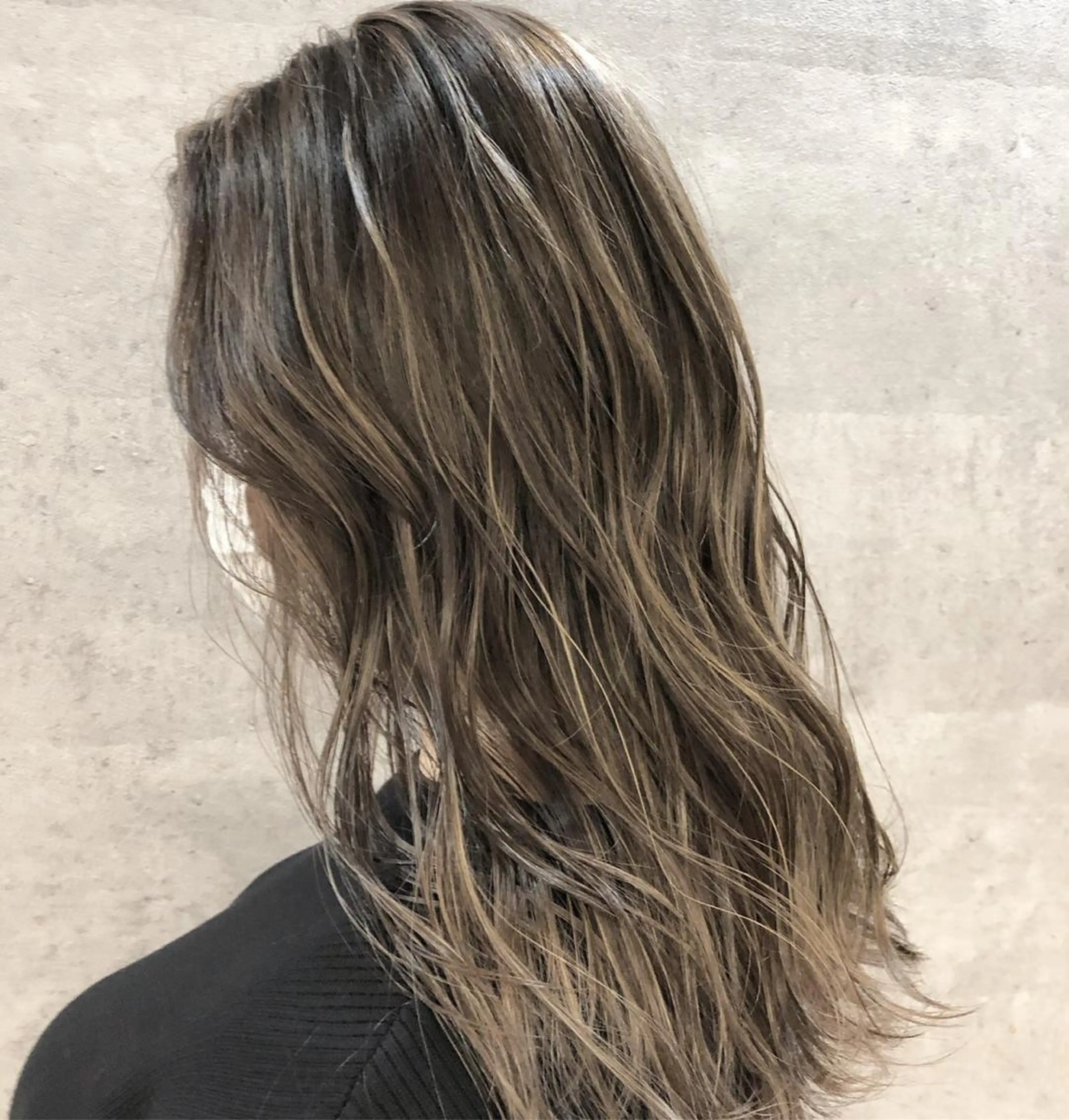 ロング カラー アディクシーカラー グレージュ ハイライトカラー イルミナカラー ハイライト 髪質改善で 憧れの潤艶美髪にのヘアスタイル