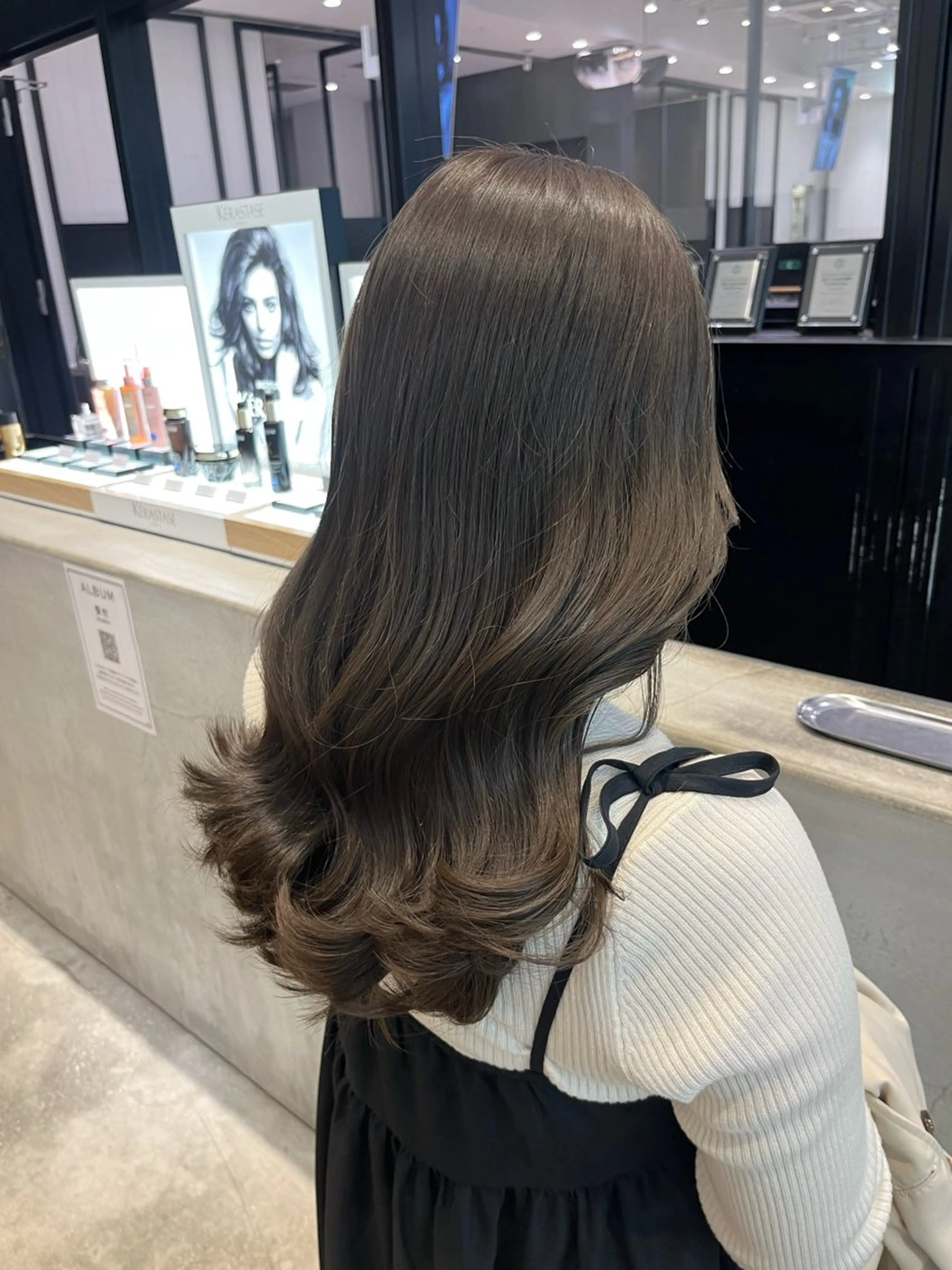 セミロング カラー 岡藤 里菜のヘアスタイル