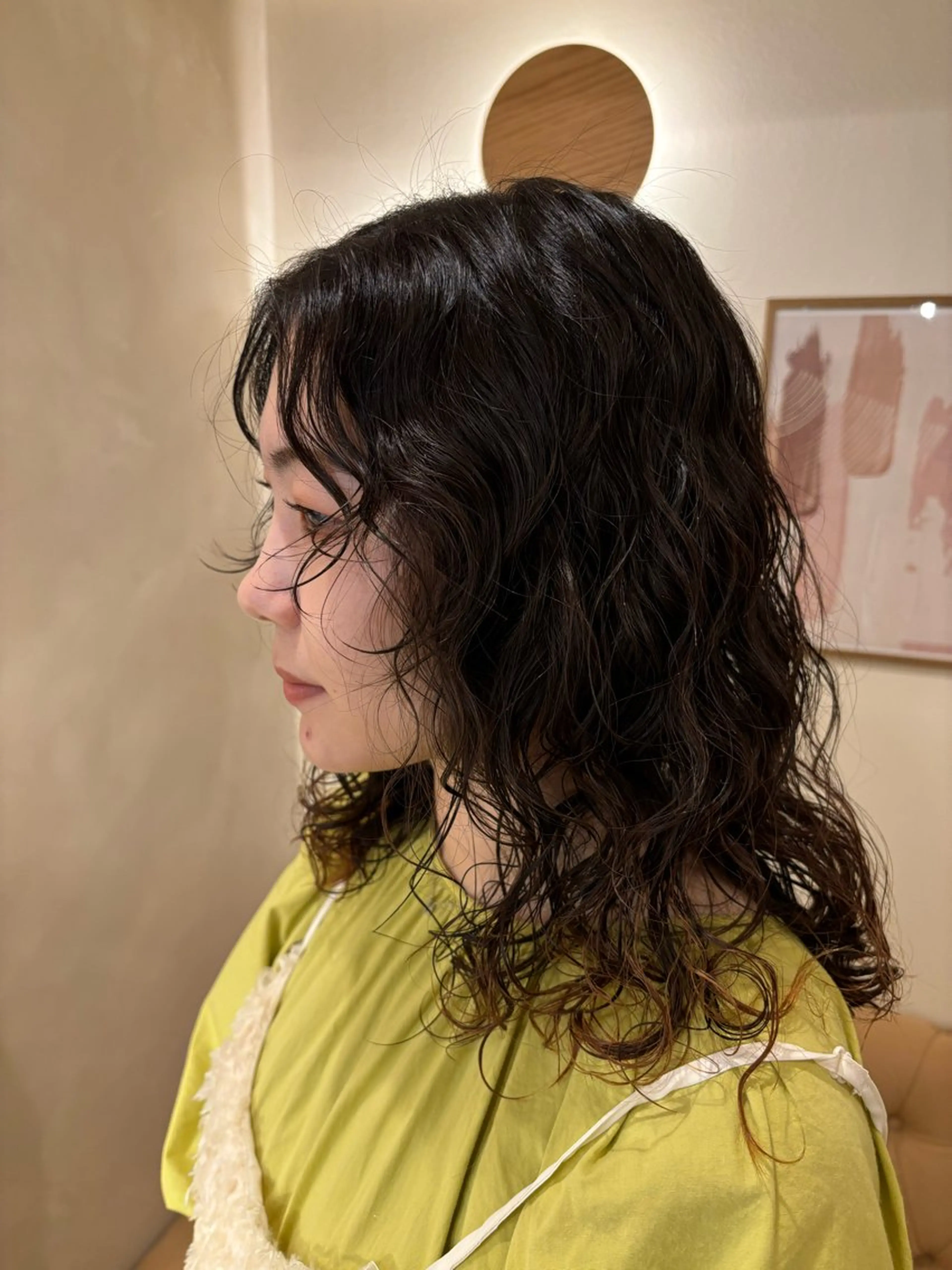 ミディアム パーマ ミディアムパーマ レイヤーカット 小顔カット カット パーマ シンバヒナノ/パーマ レイヤー/髪質改善のヘアスタイル