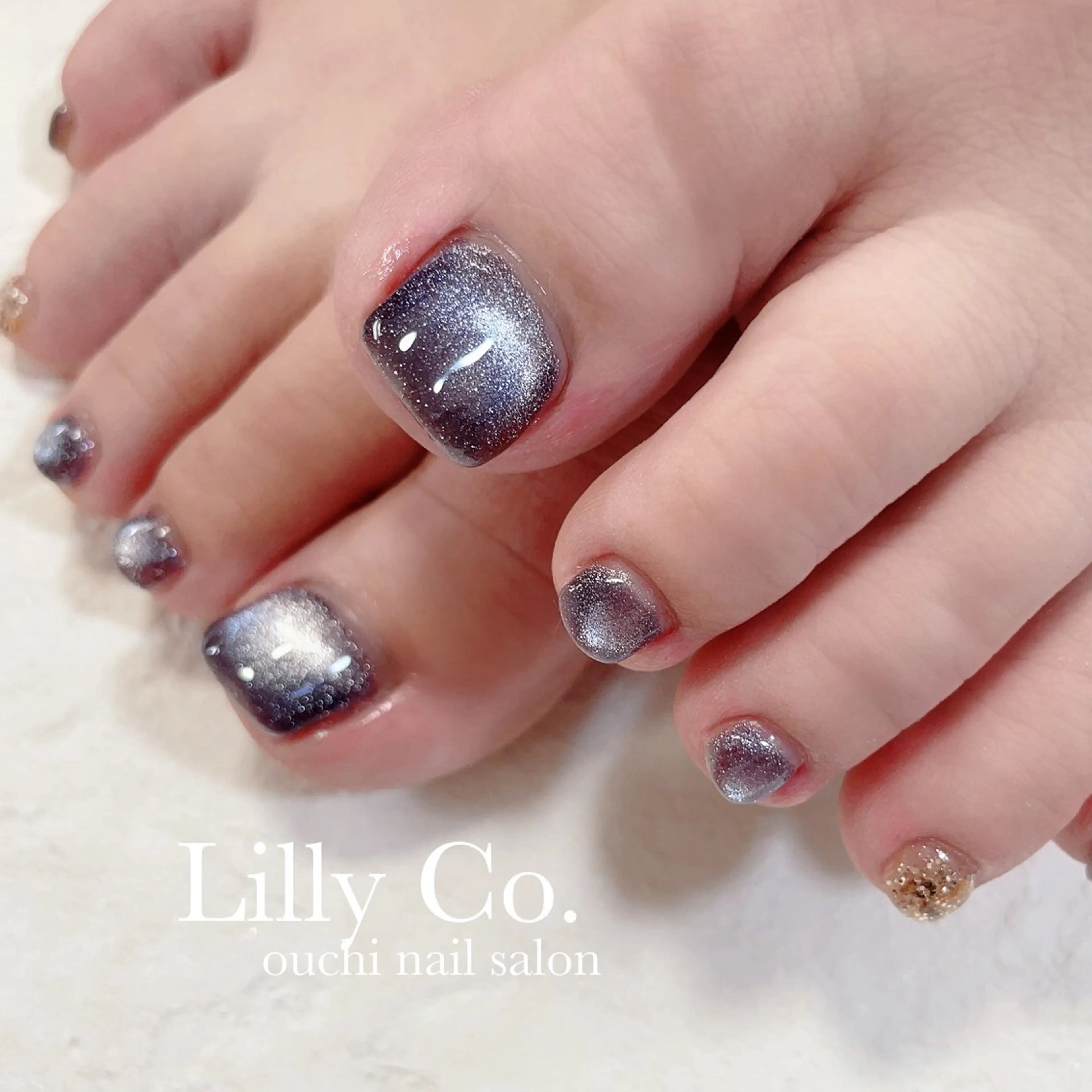 ネイル ブルー フットネイル マグネットネイル Lilly Co.のネイルデザイン