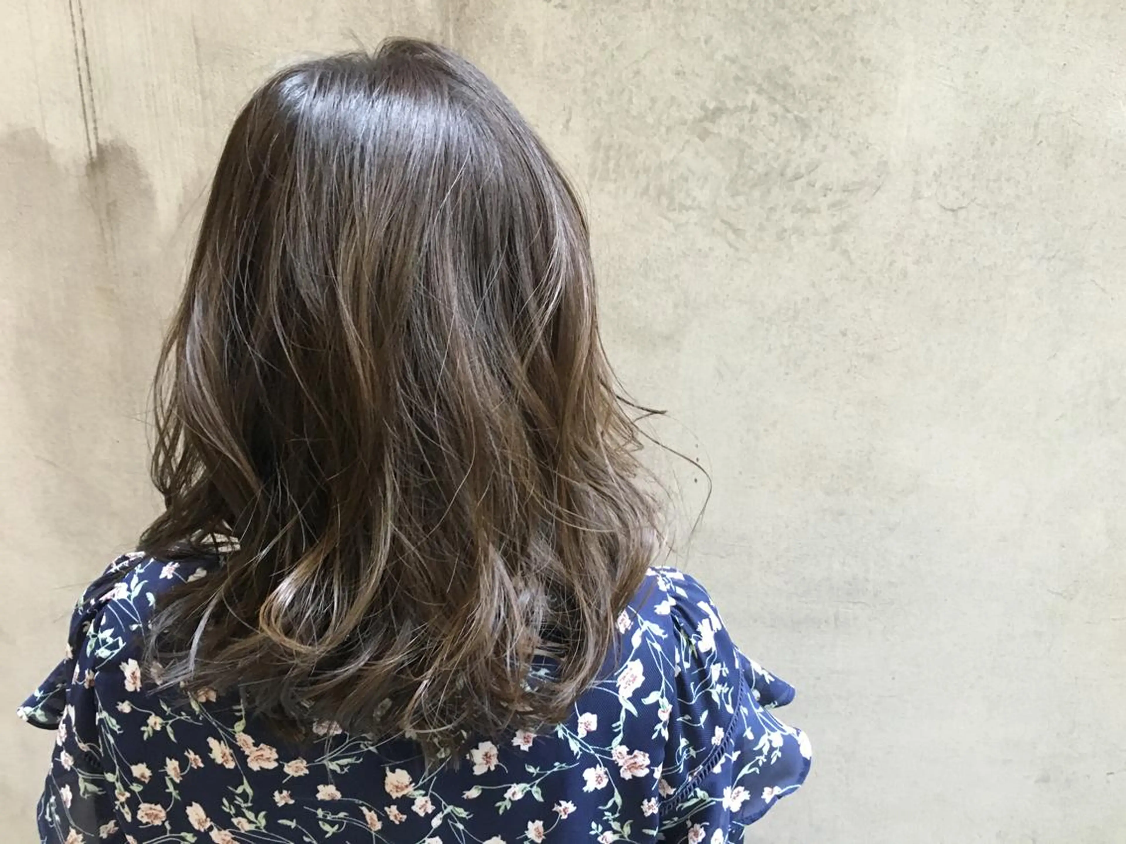 ミディアム カラー グレージュ 沖 宜志のヘアスタイル