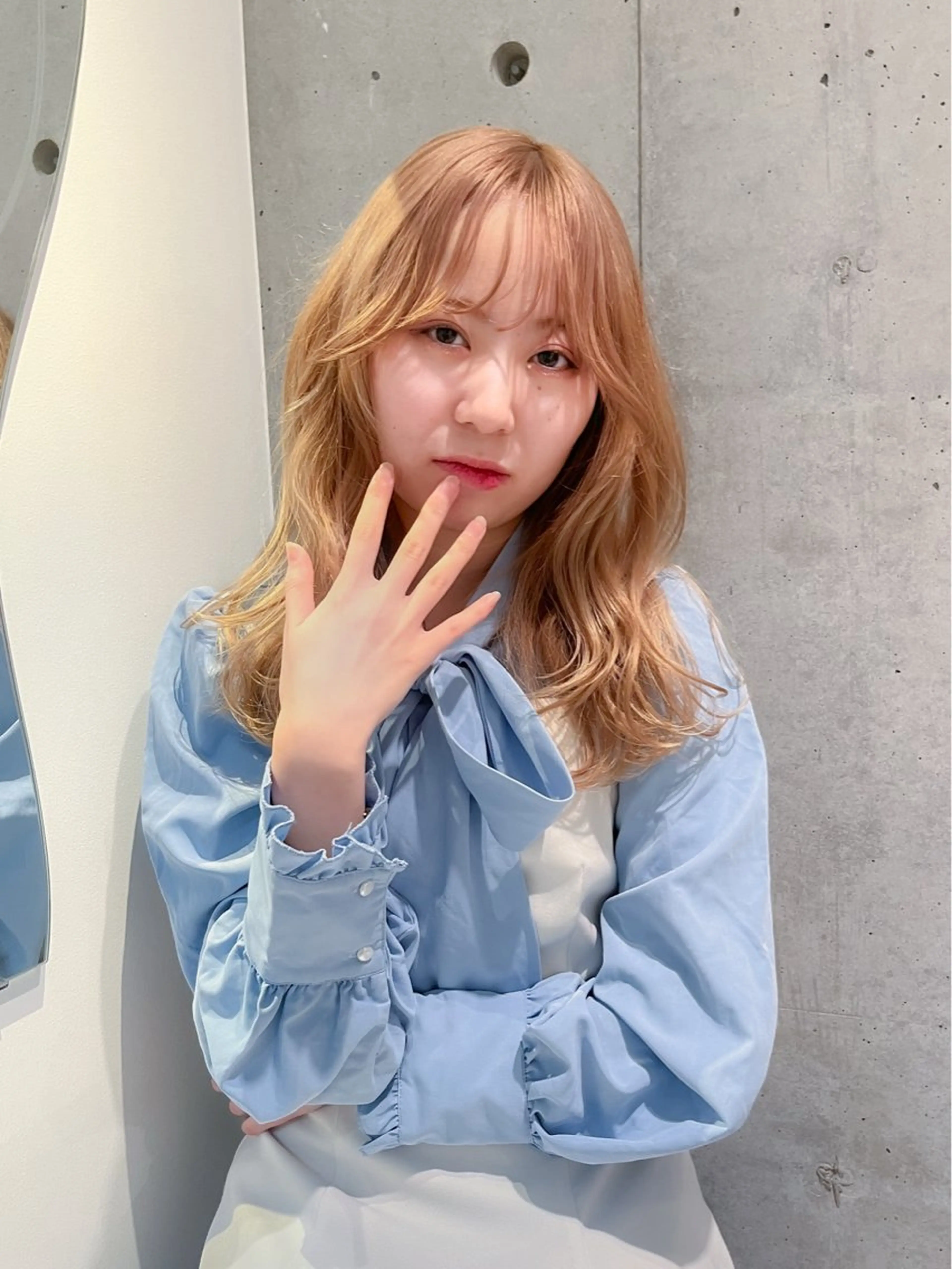 セミロング カラー ブリーチ kana ARENDのヘアスタイル