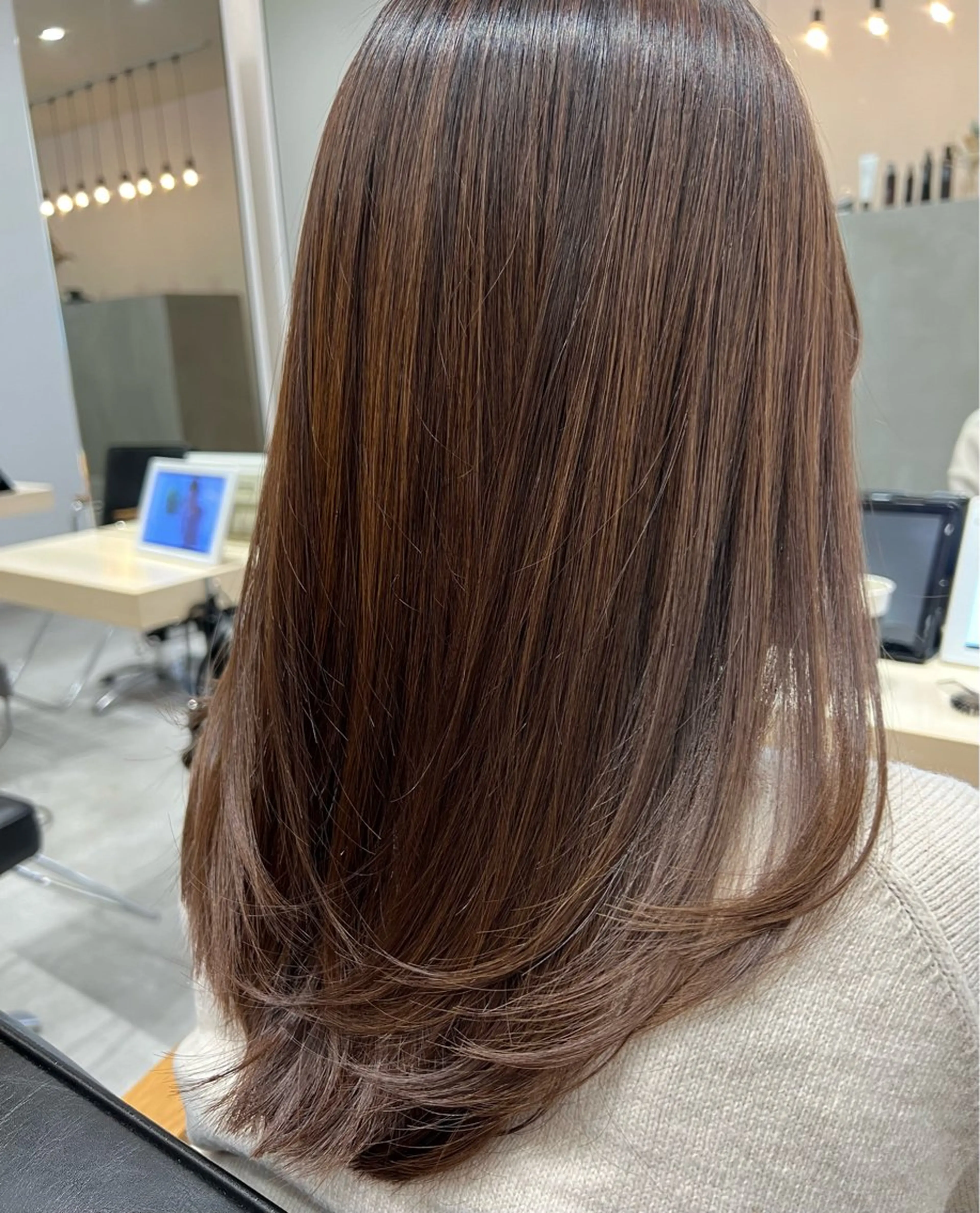 ミディアム レイヤーカット SOYON栄 山下麻央のヘアスタイル
