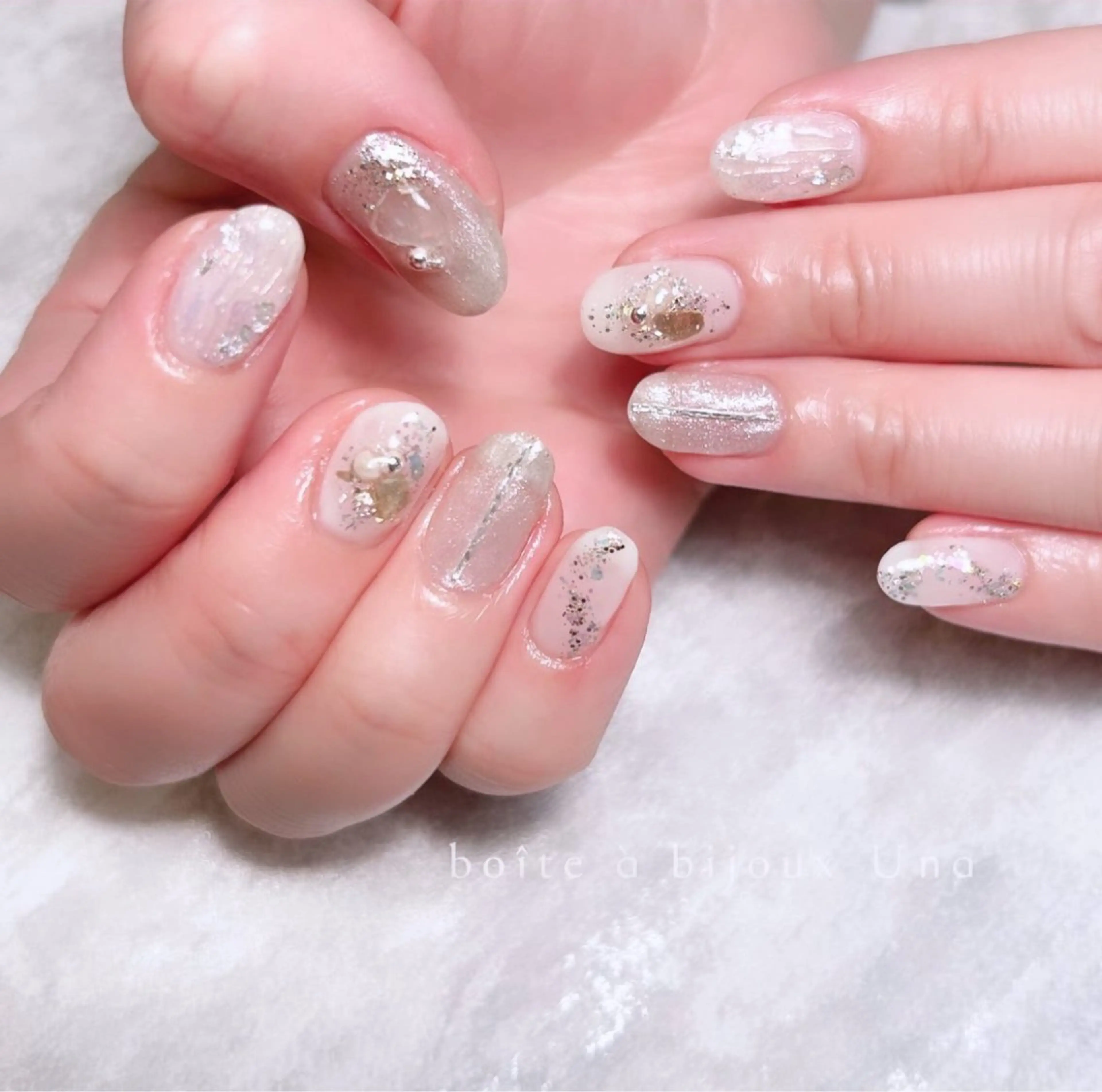 ネイル オーロラネイル ニュアンスネイル シルバー ホワイト boite a bijoux Unaのネイルデザイン