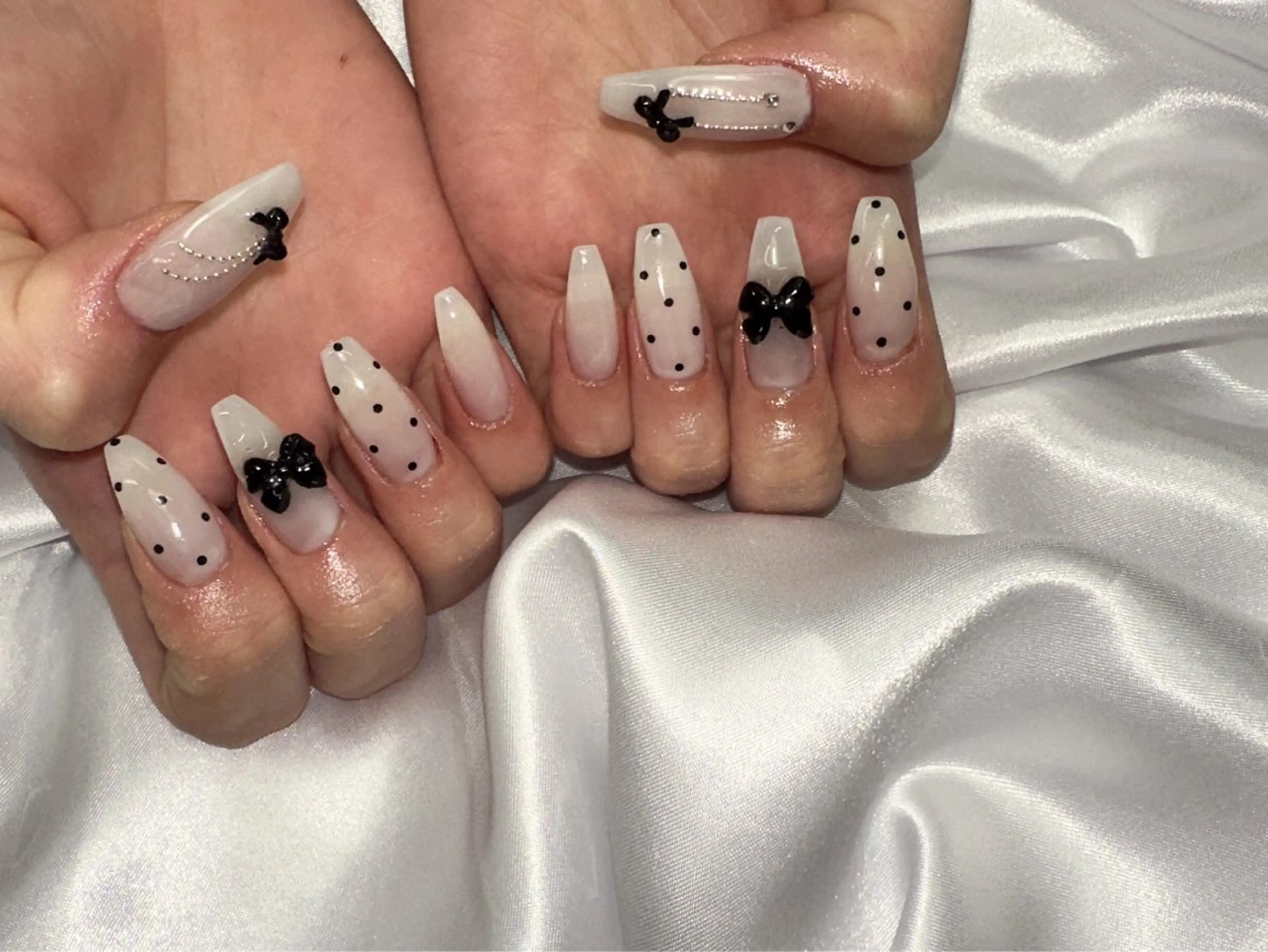 ネイル ドット ガーリー リボン NIA🧊 YurieOsaのネイルデザイン