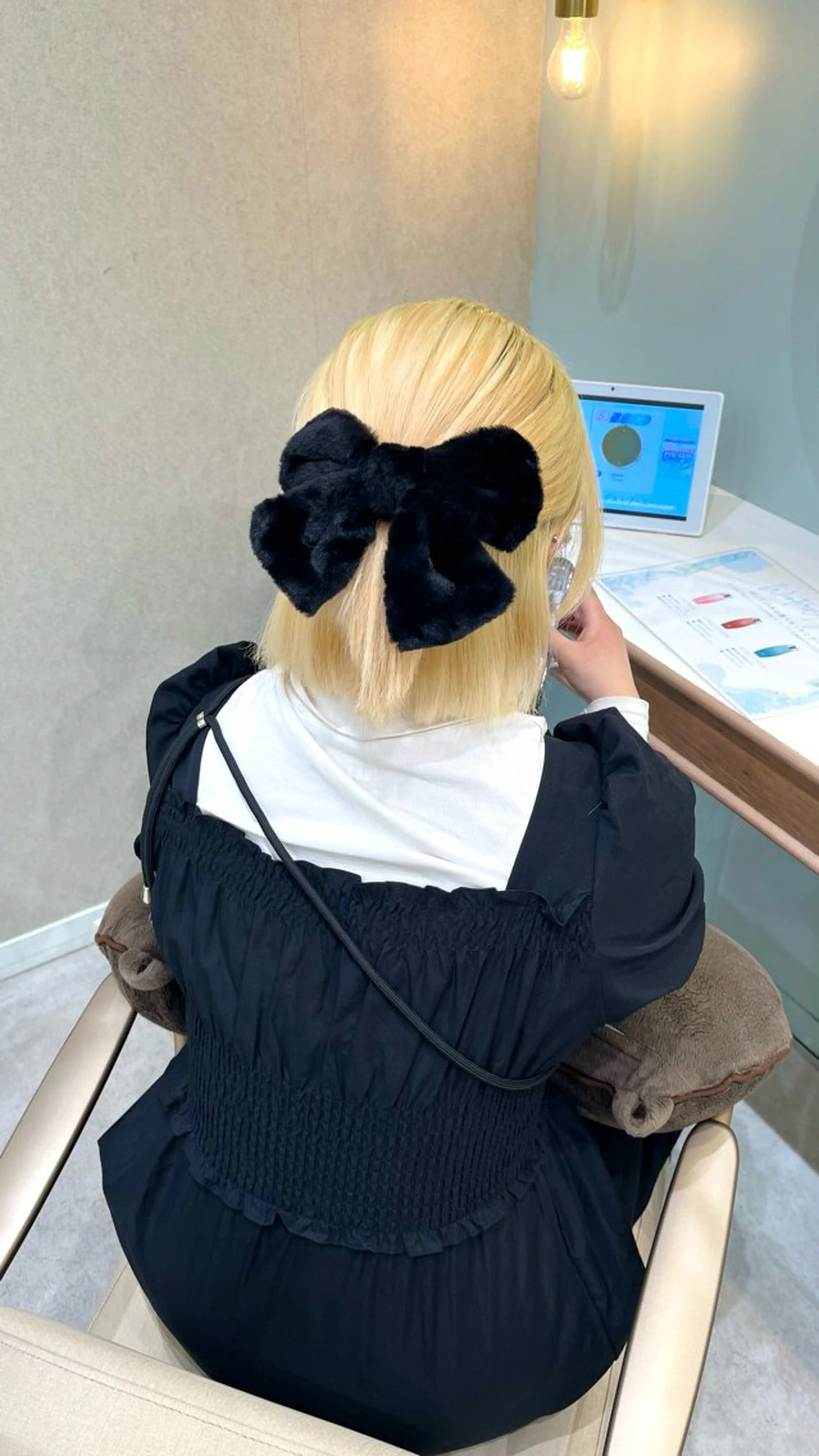 ミディアム カラー ヘアアレンジ ブリーチ 抜きっぱなしブロンド ブロンド ケアブリーチ ケアカラー 𝑴𝑰𝑨🎀赤髪 /ピンク/髪質改善のヘアスタイル