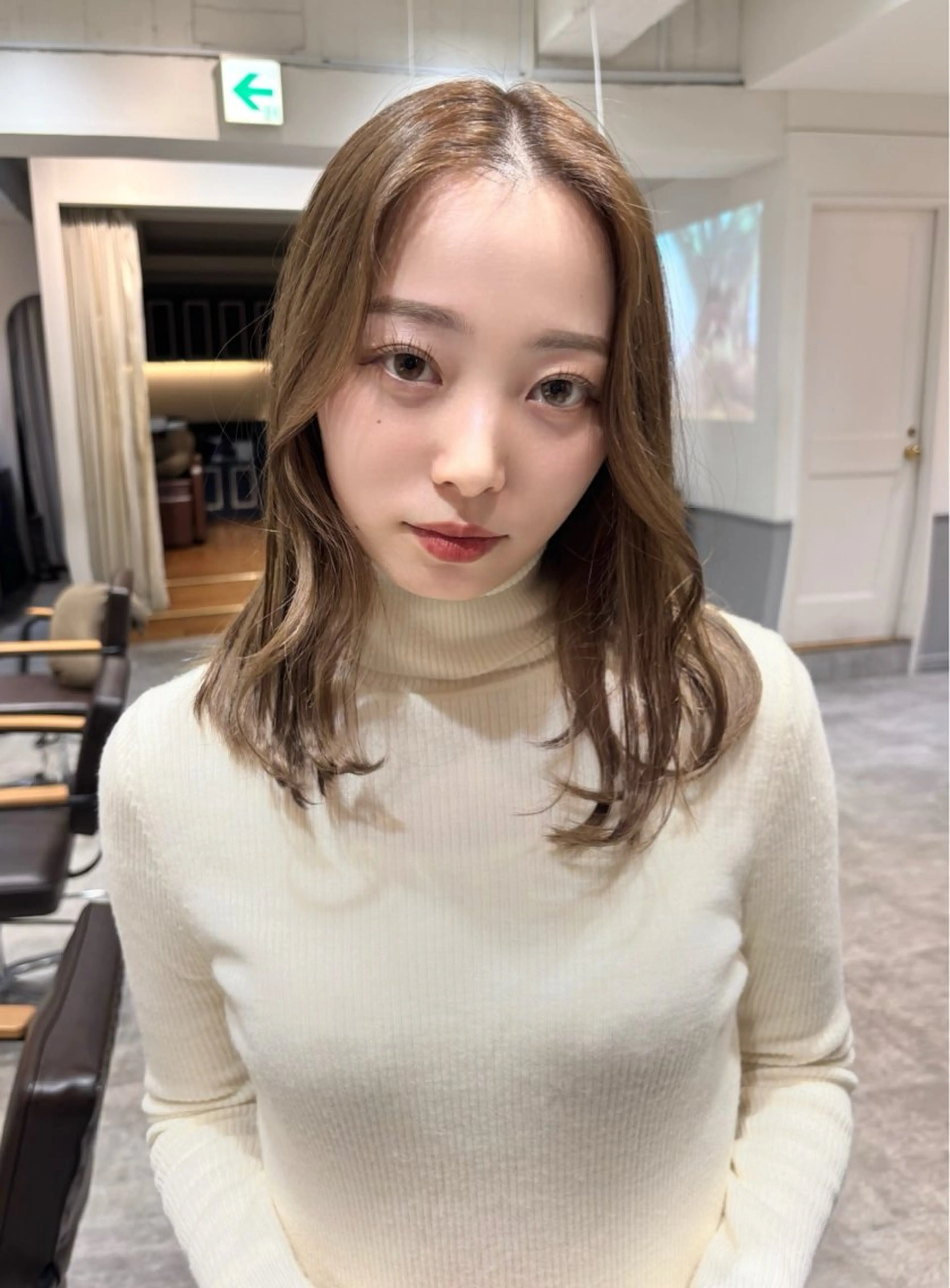 ミディアム siki所属・momo/ ハイトーン/ベージュのヘアスタイル