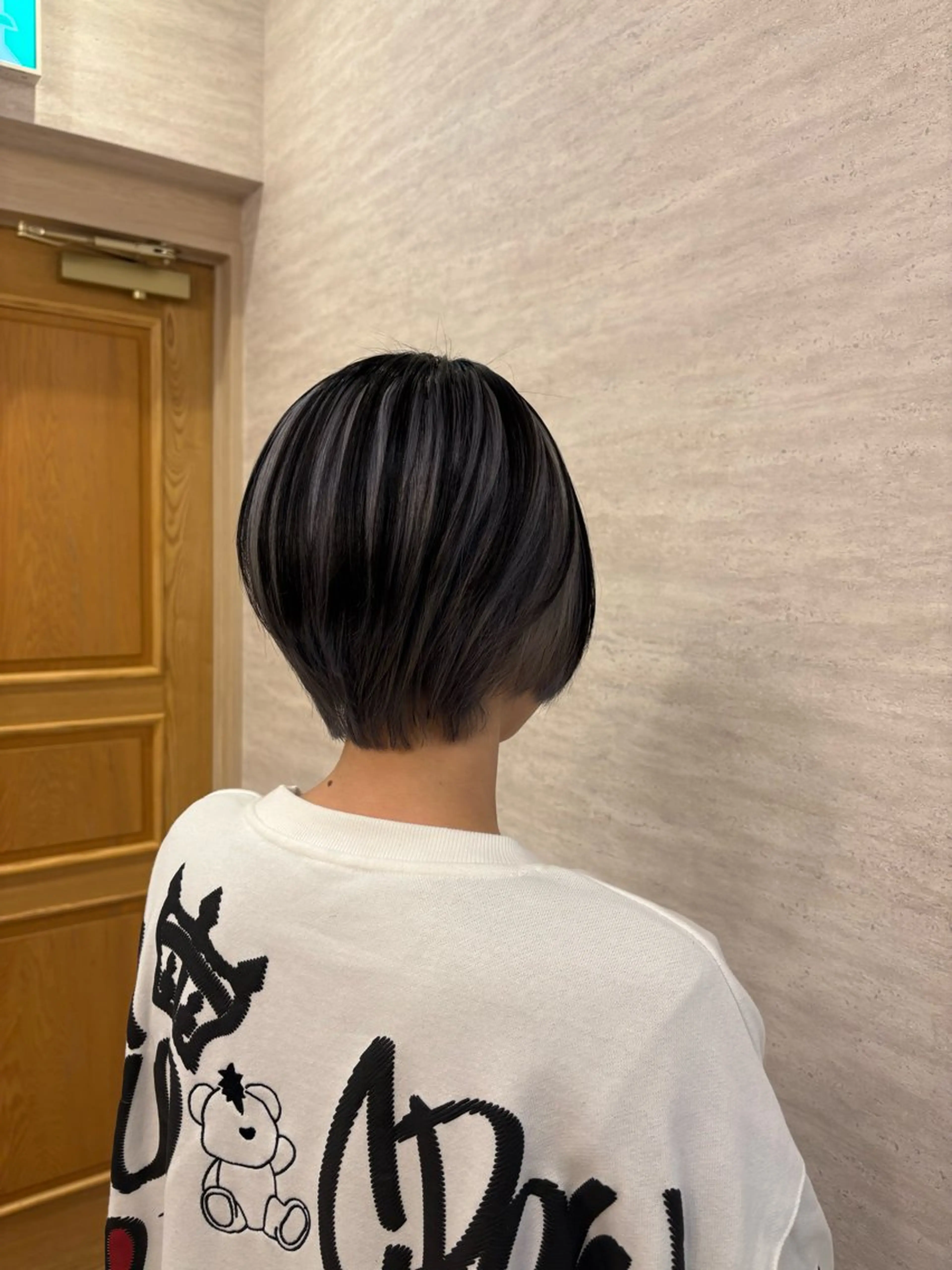 ショート カラー ブリーチ ヘアカラー トリートメント newi大分/ 磯部栞里／艶感カラーのヘアスタイル