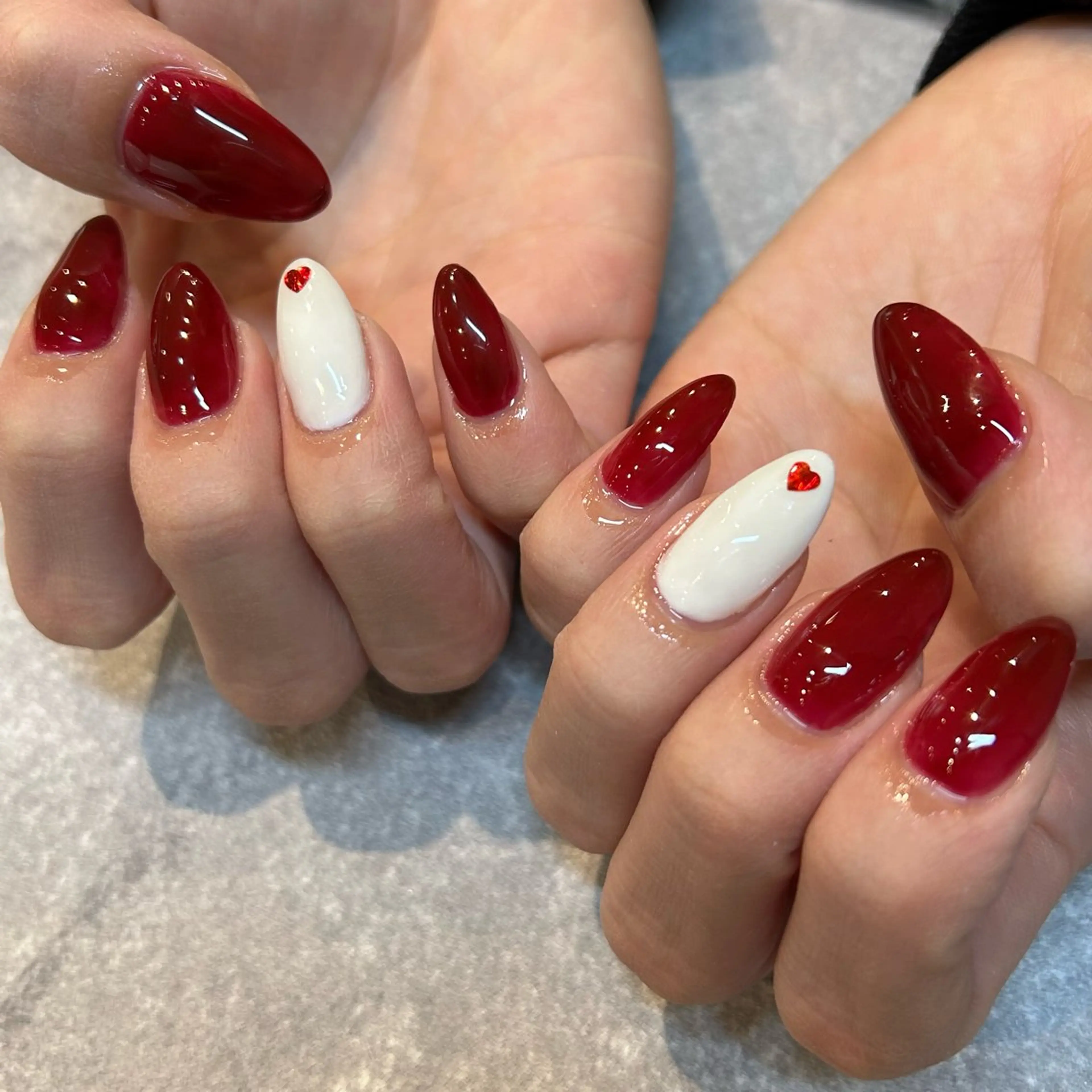 ネイル ボルドー ハート ホワイト ハンドネイル EmaNail 🧸Momokaのネイルデザイン