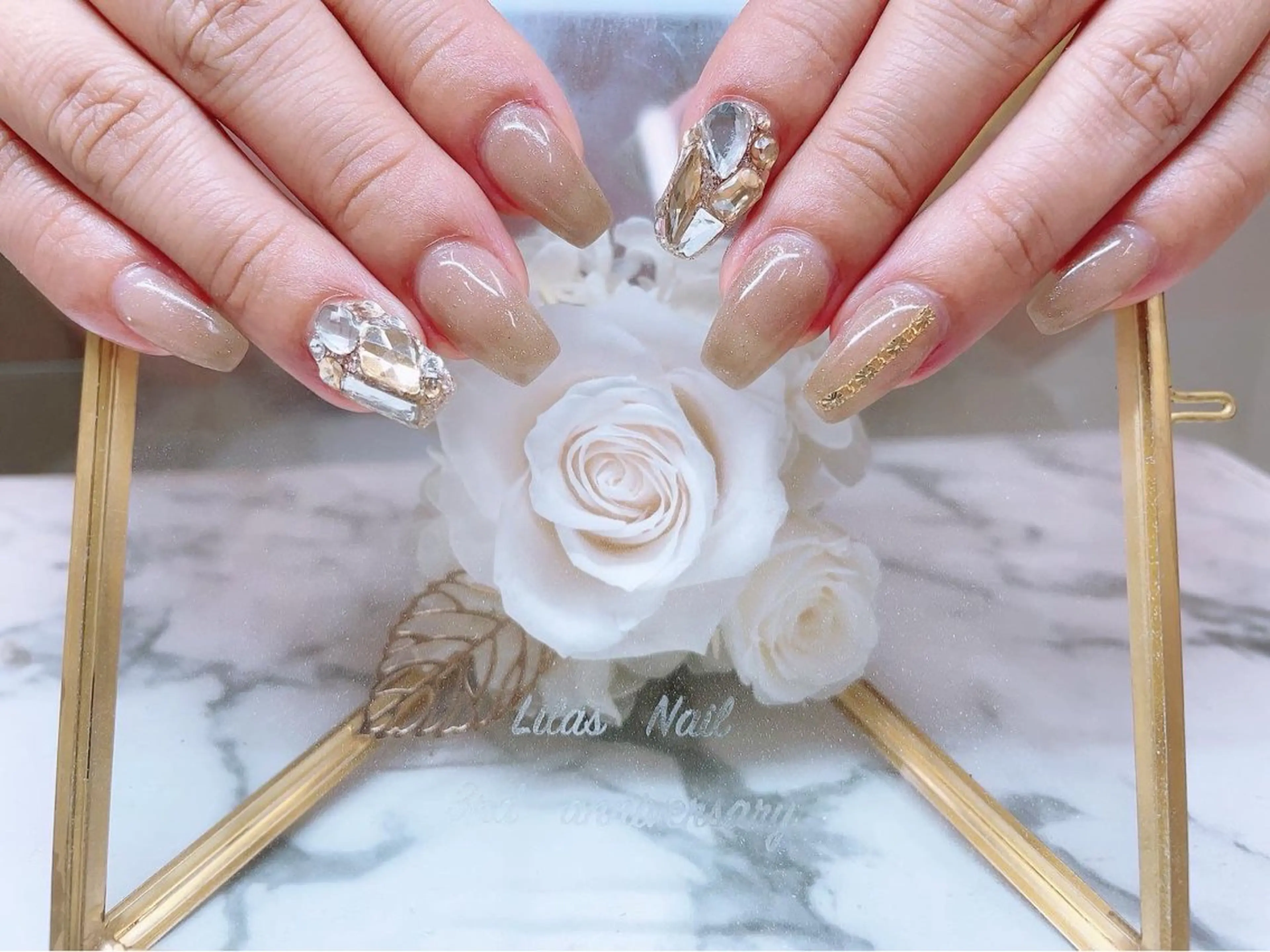 ネイル ブラウン ジェルネイル ハードジェル キラキラネイル ロングネイル Lilas Nailのネイルデザイン