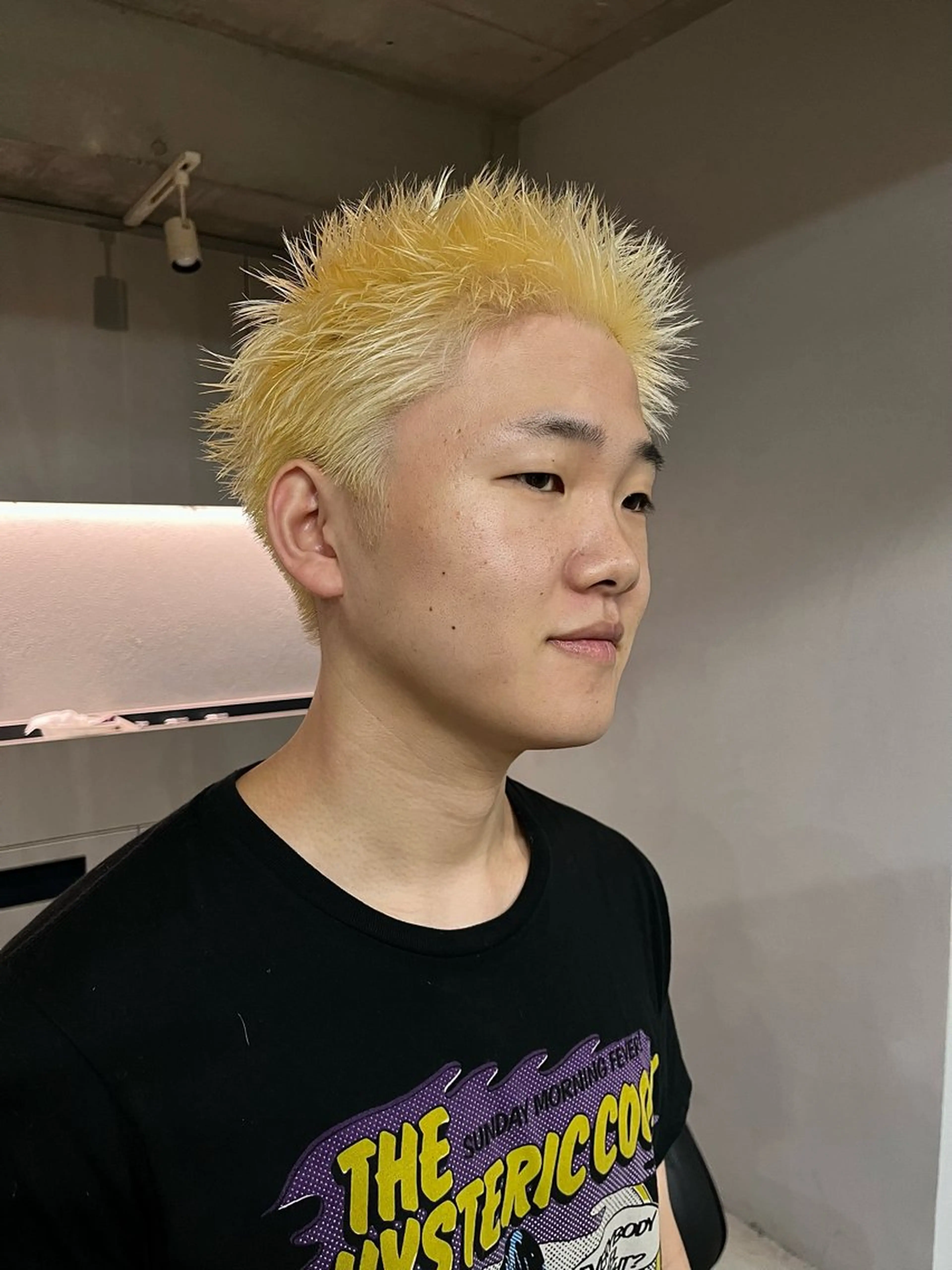 ショート カラー メンズ 曲がる縮毛矯正 センターパートのヘアスタイル