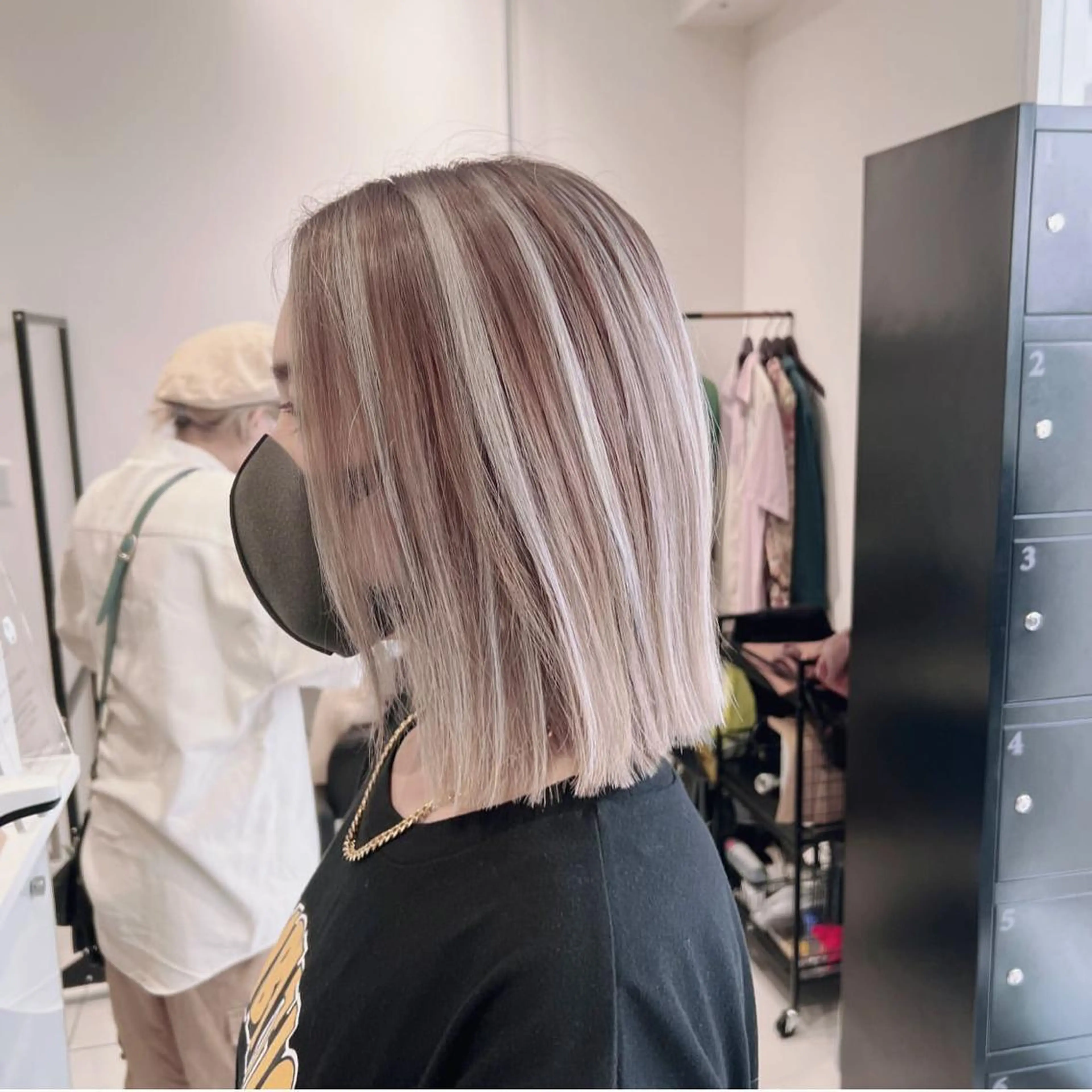 ショート カラー ブリーチ ケアブリーチ ハイライトカラー インナーカラー ハイライト ヘアカラー オフホワイトアンドなんば所属・福西 洋斗のヘアスタイル