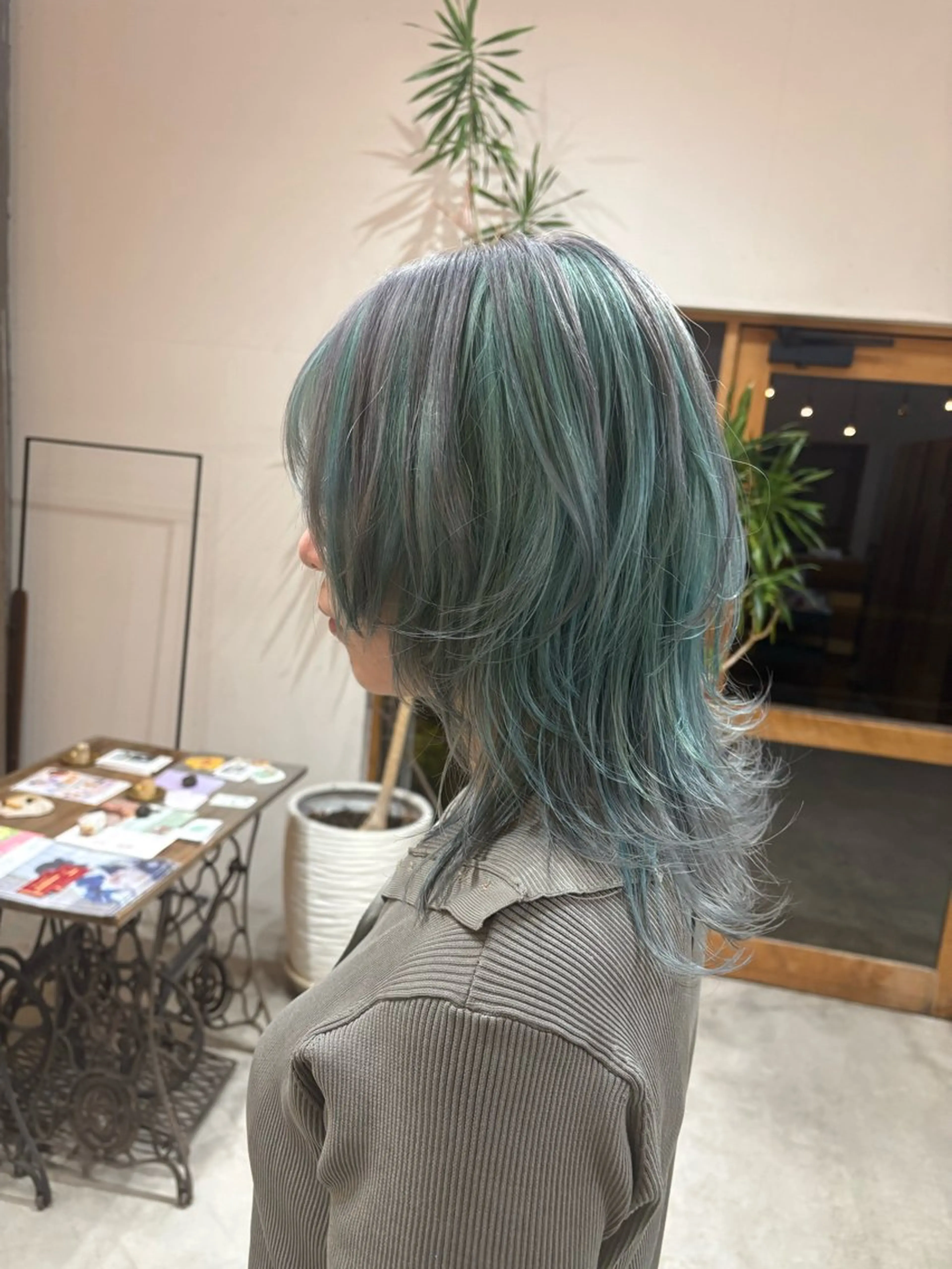 カラー ウルフレイヤー 林 玲奈のヘアスタイル