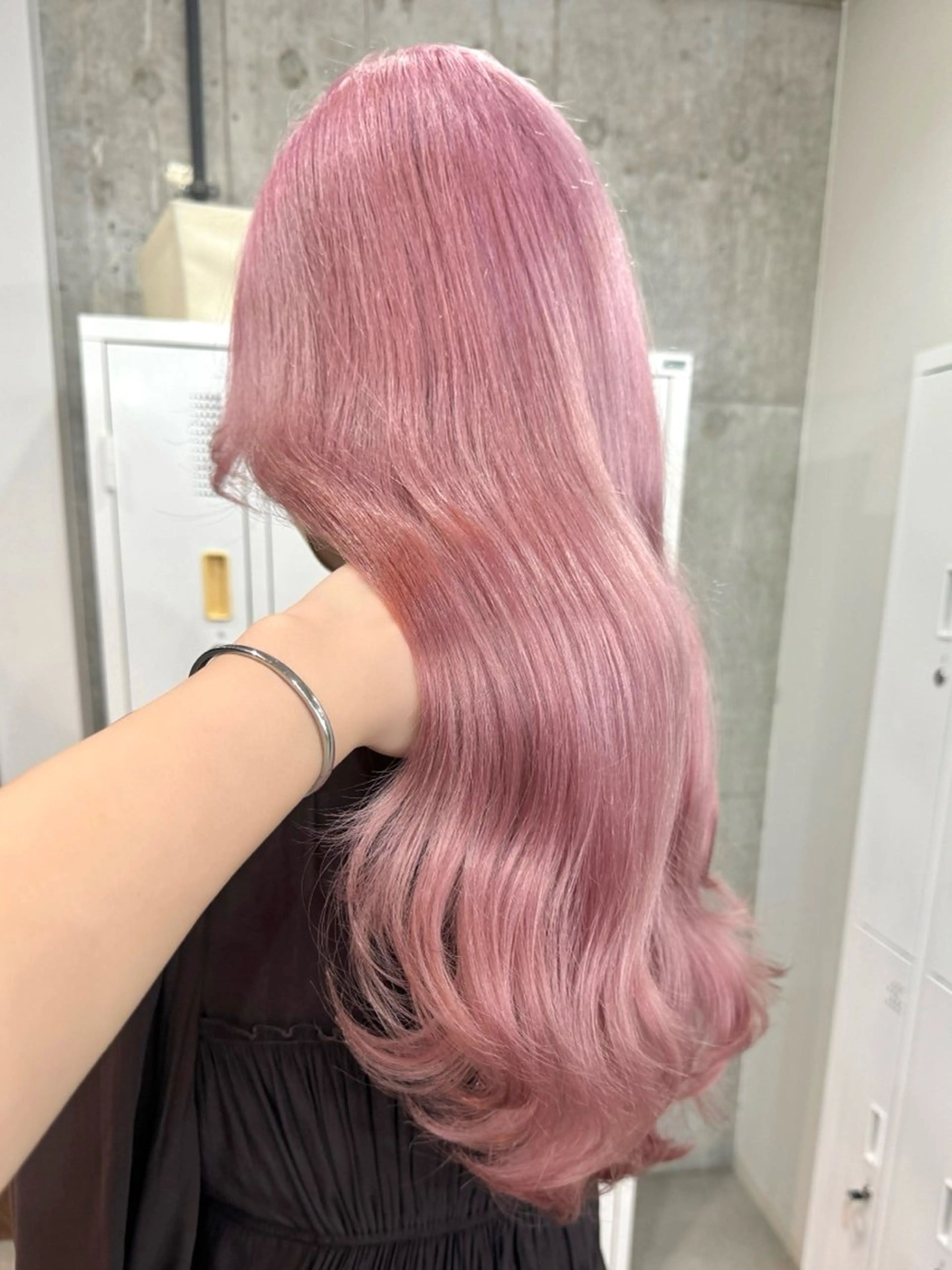 ロング カラー ベージュカラー ピンクカラー ピンクベージュ ヘアカラー トリートメント 切りっぱなしボブ/ ブリーチカラー/大塚のヘアスタイル