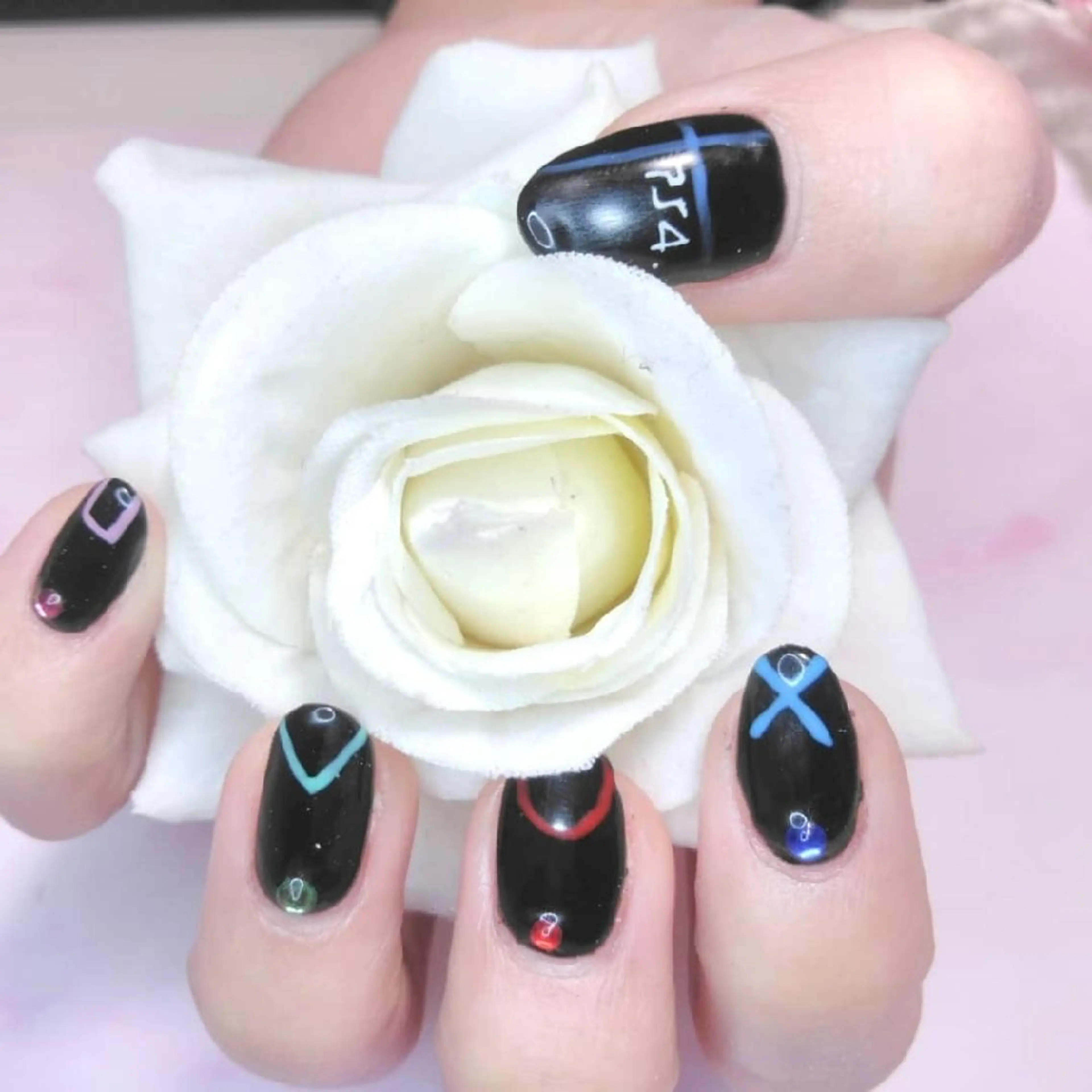 ネイル エステとネイル ローズコンフォートのネイルデザイン