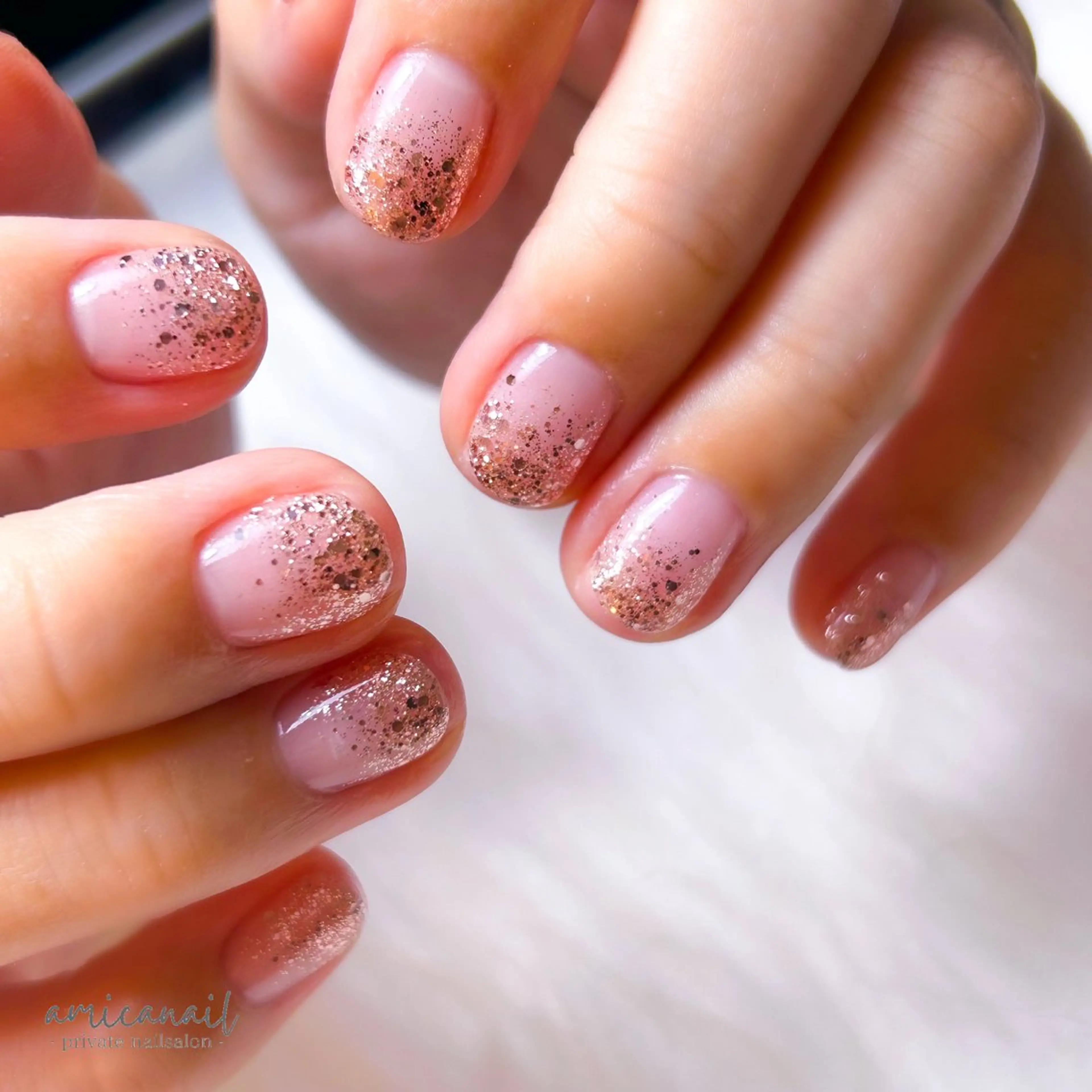 ネイル ゴールド グラデーション ラメ(グリッター) ラメグラデーション ピンク ハンドネイル _amica nail_のネイルデザイン