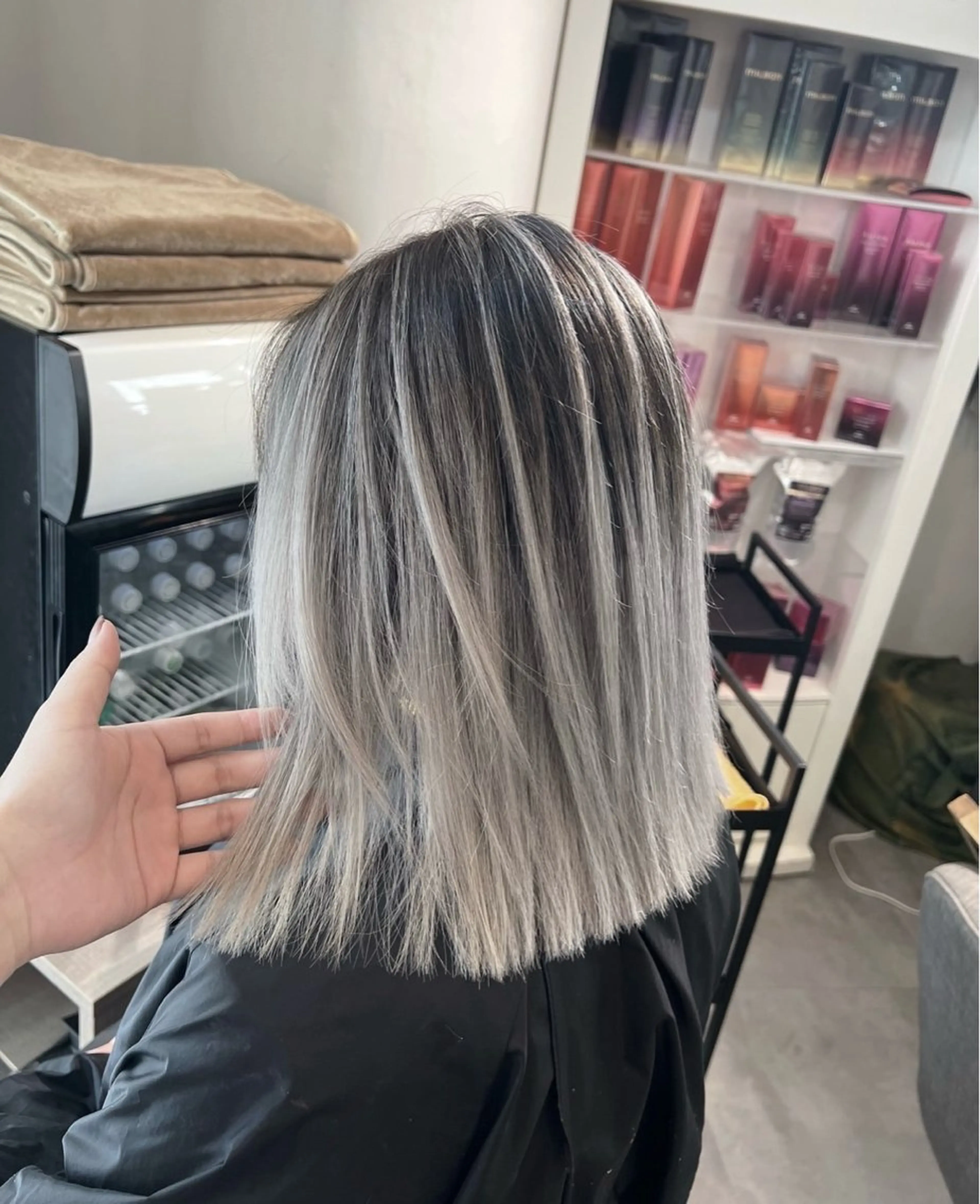 ショート カラー バレイヤージュ シルバー ホワイトシルバー レイヤーカット ヘアカラー トリートメント 指名数No.1 /NAOYAのヘアスタイル