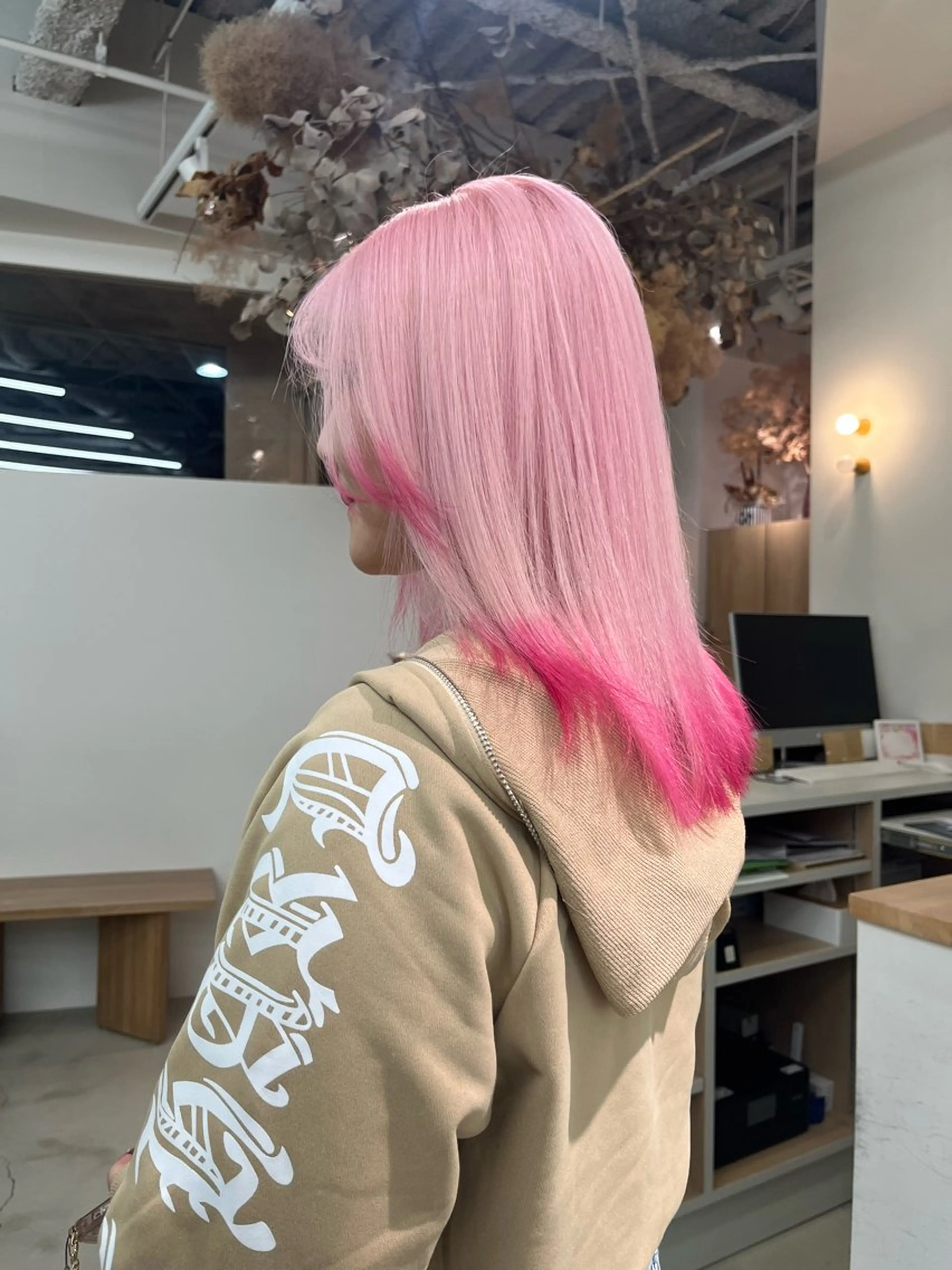 ロング カラー ブリーチ ケアブリーチ ピンクカラー ホワイトピンク 小田 輝太郎/ブリーチのヘアスタイル