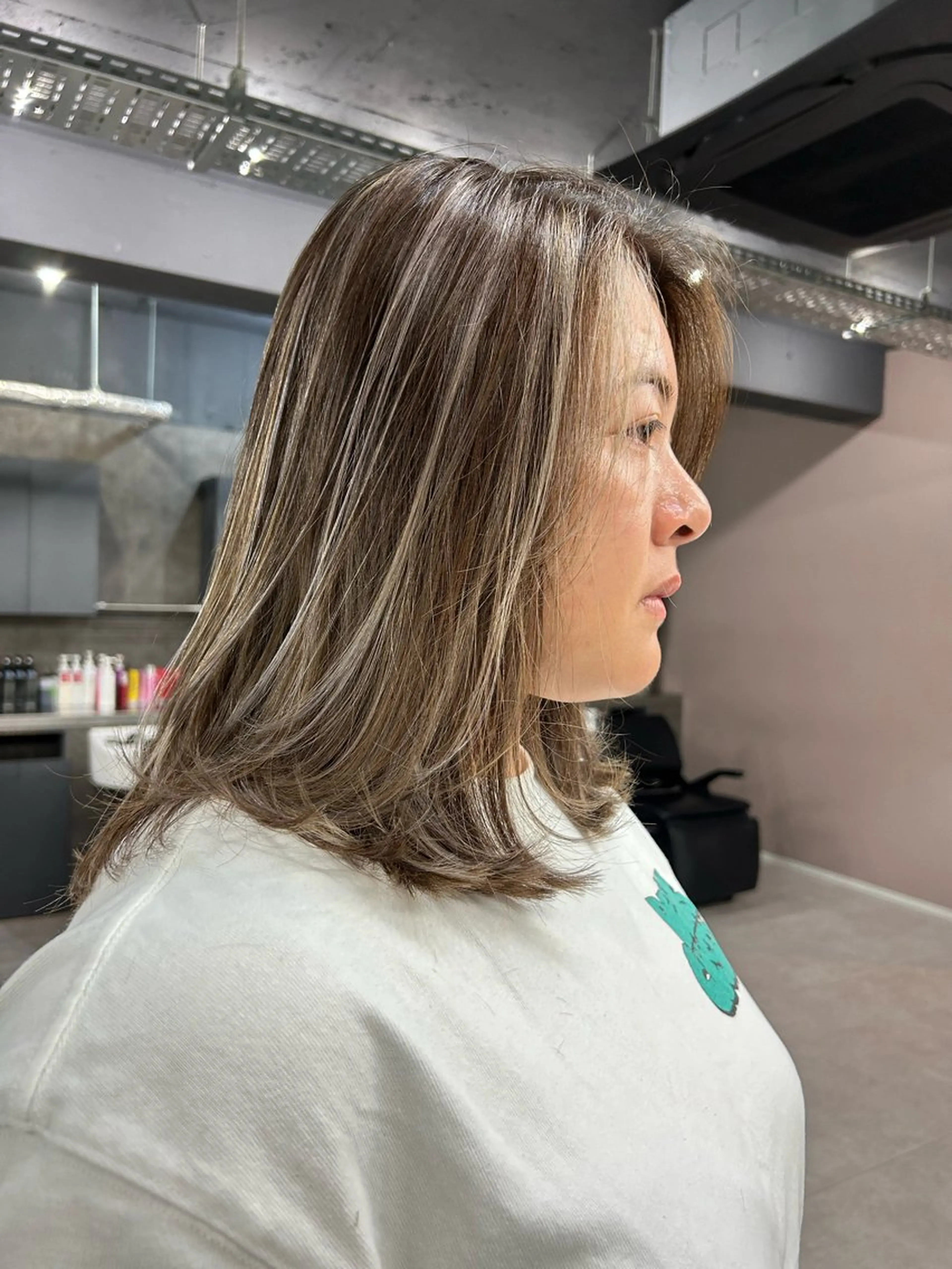 ミディアム カット ヘアカラー トリートメント ミディアムレイヤー カット/ハイライトのヘアスタイル