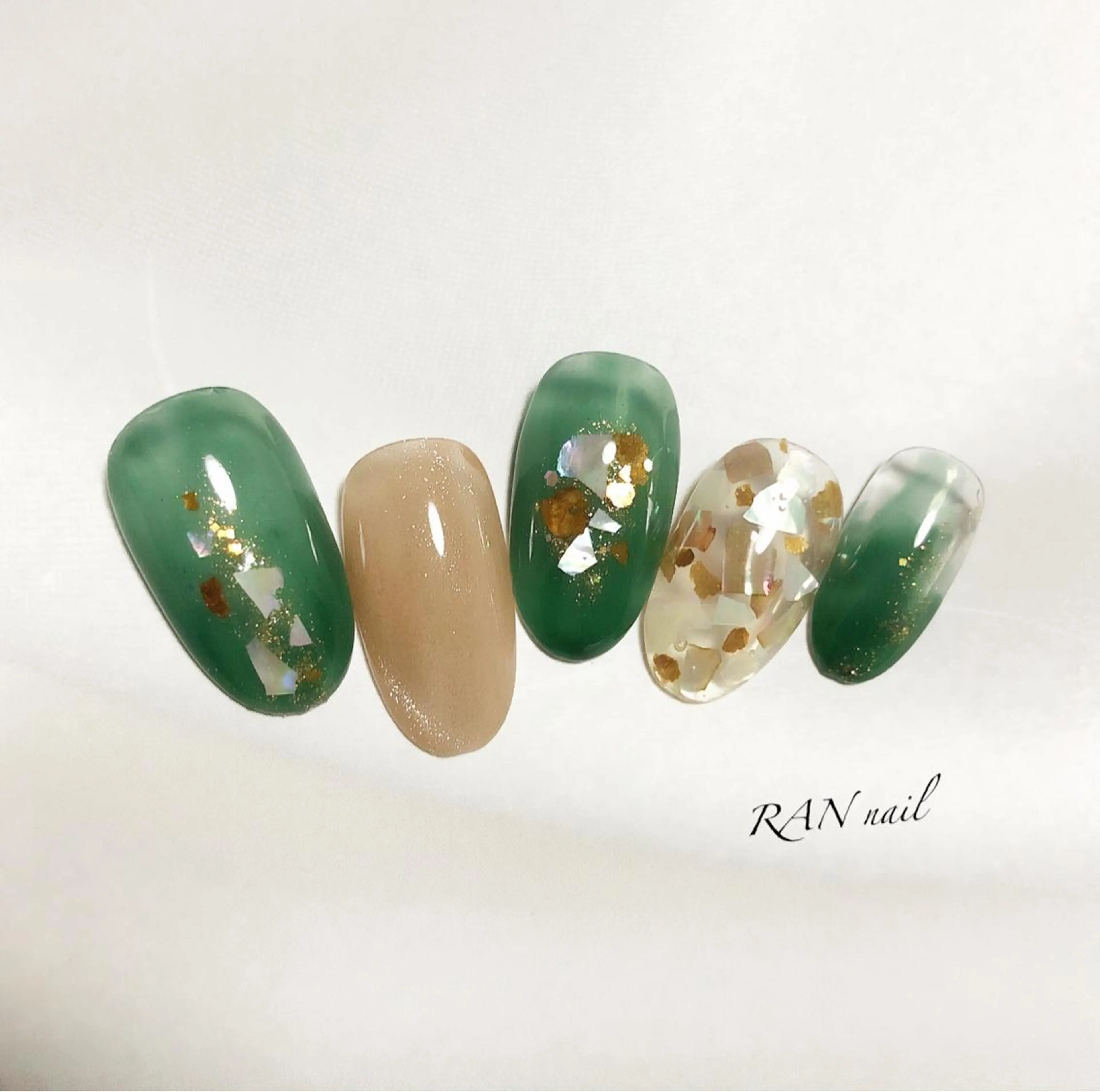 ネイル オーロラネイル ブラウン フットネイル ゴールド キラキラネイル ハンドネイル フットネイル RAN nailのネイルデザイン