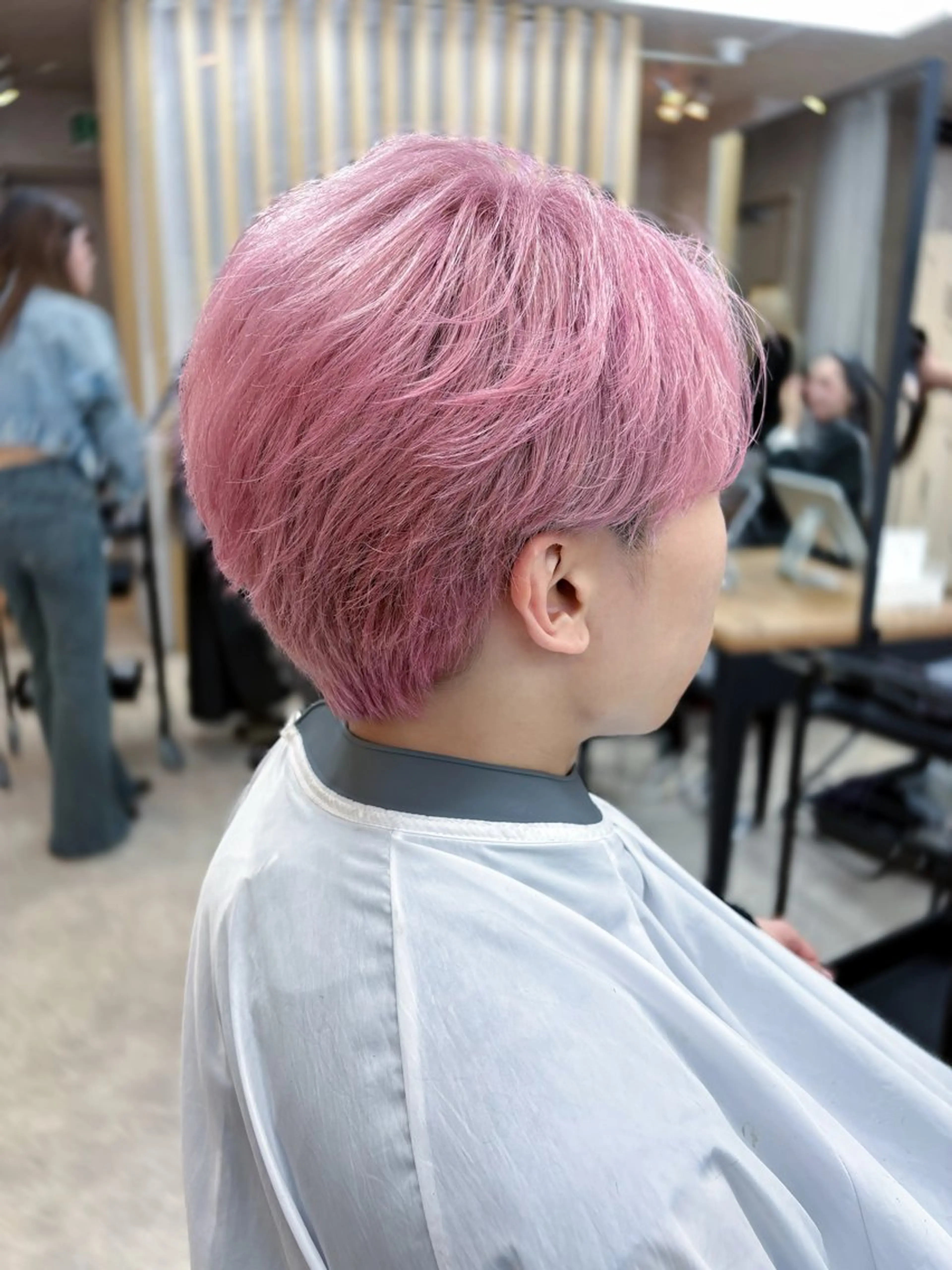 ショート カラー メンズ メンズブリーチ フェザーパーマ メンズハイトーン メンズメッシュ メンズパーマ カット ヘアカラー トリートメント retouch by fifth銀座店所属・安藤幹人 メンズパーマのヘアスタイル