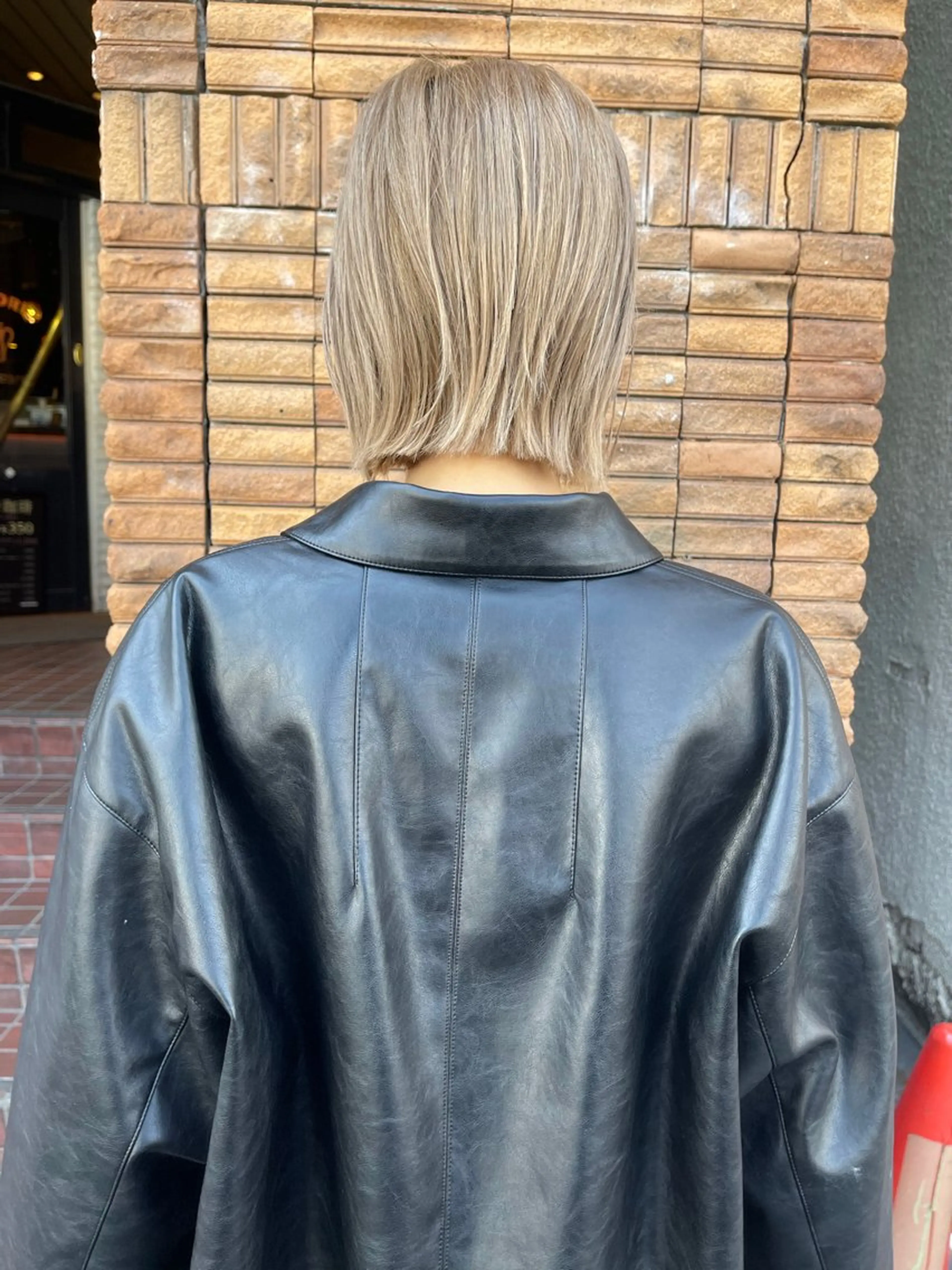 ミディアム カラー 切りっぱなしボブ ブロンド ハイトーンカラー ボブ カット ヘアカラー トリートメント “ミニモ最高評価獲得 “代表"Kohei"のヘアスタイル