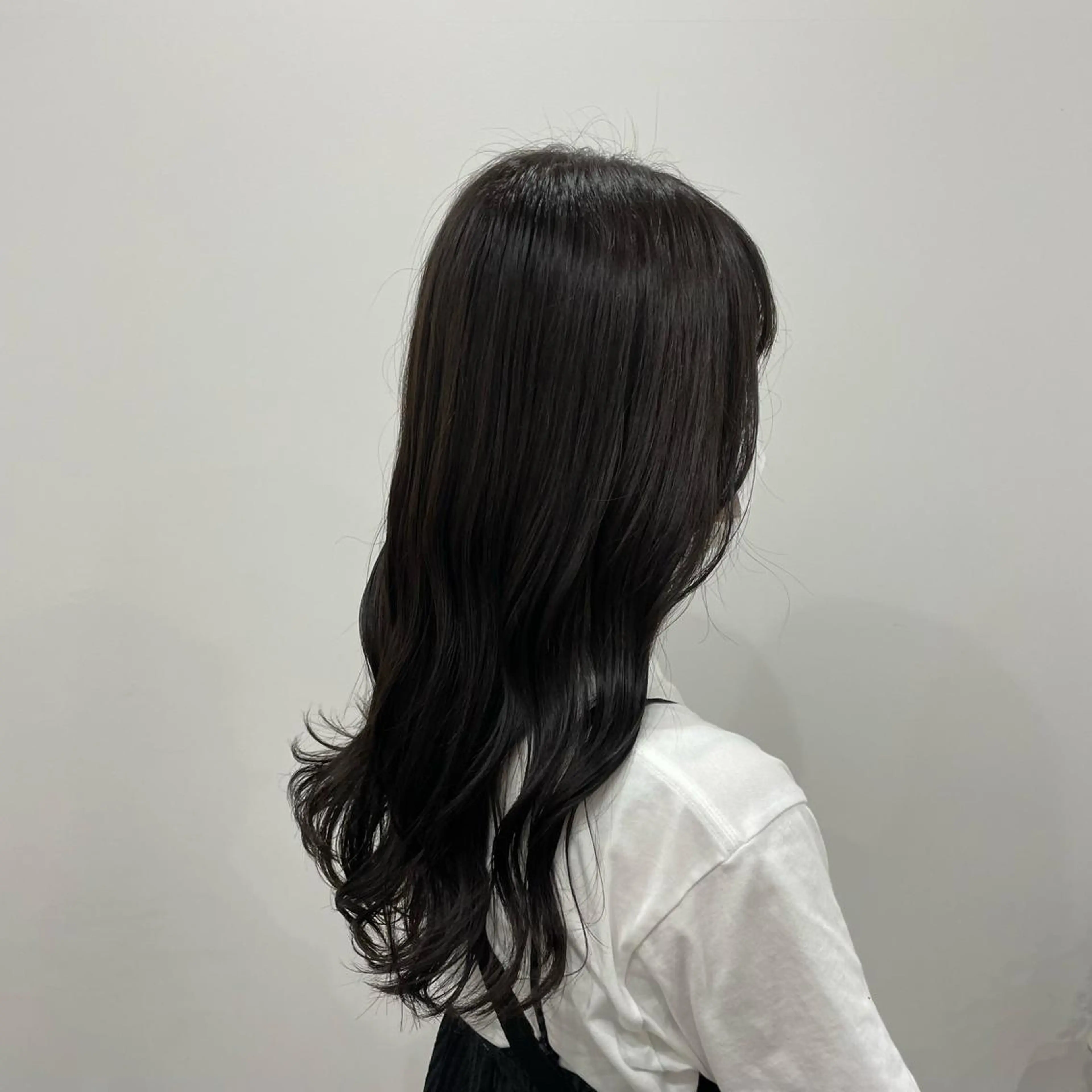 ロング カラー グレージュ オリーブグレージュ オリーブグレー カット ヘアカラー トリートメント ニシザカ マナのヘアスタイル