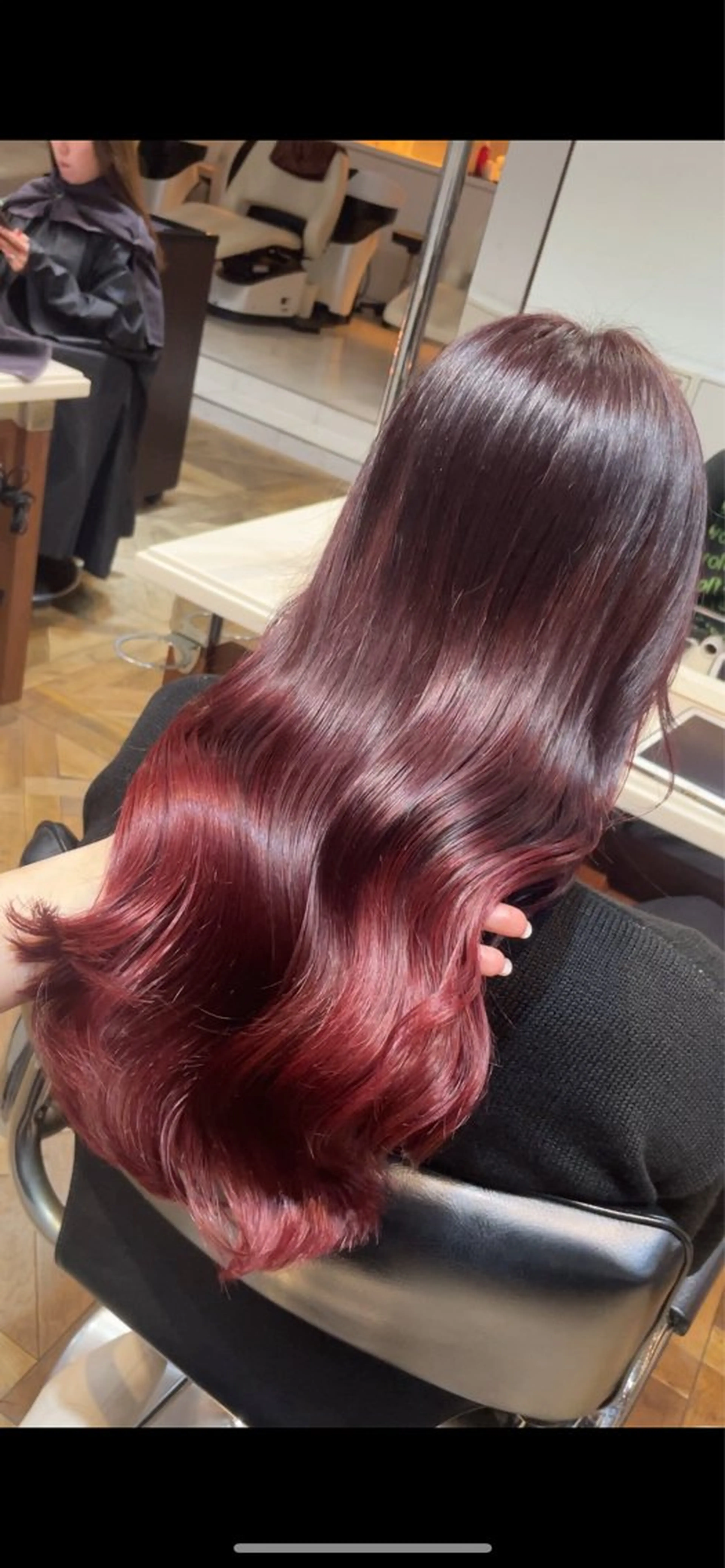 ロング カラー カシス デザインカラー グラデーションカラー レッドカラー カット ヘアカラー トリートメント ご新規様限定 透明感カラーKANAのヘアスタイル