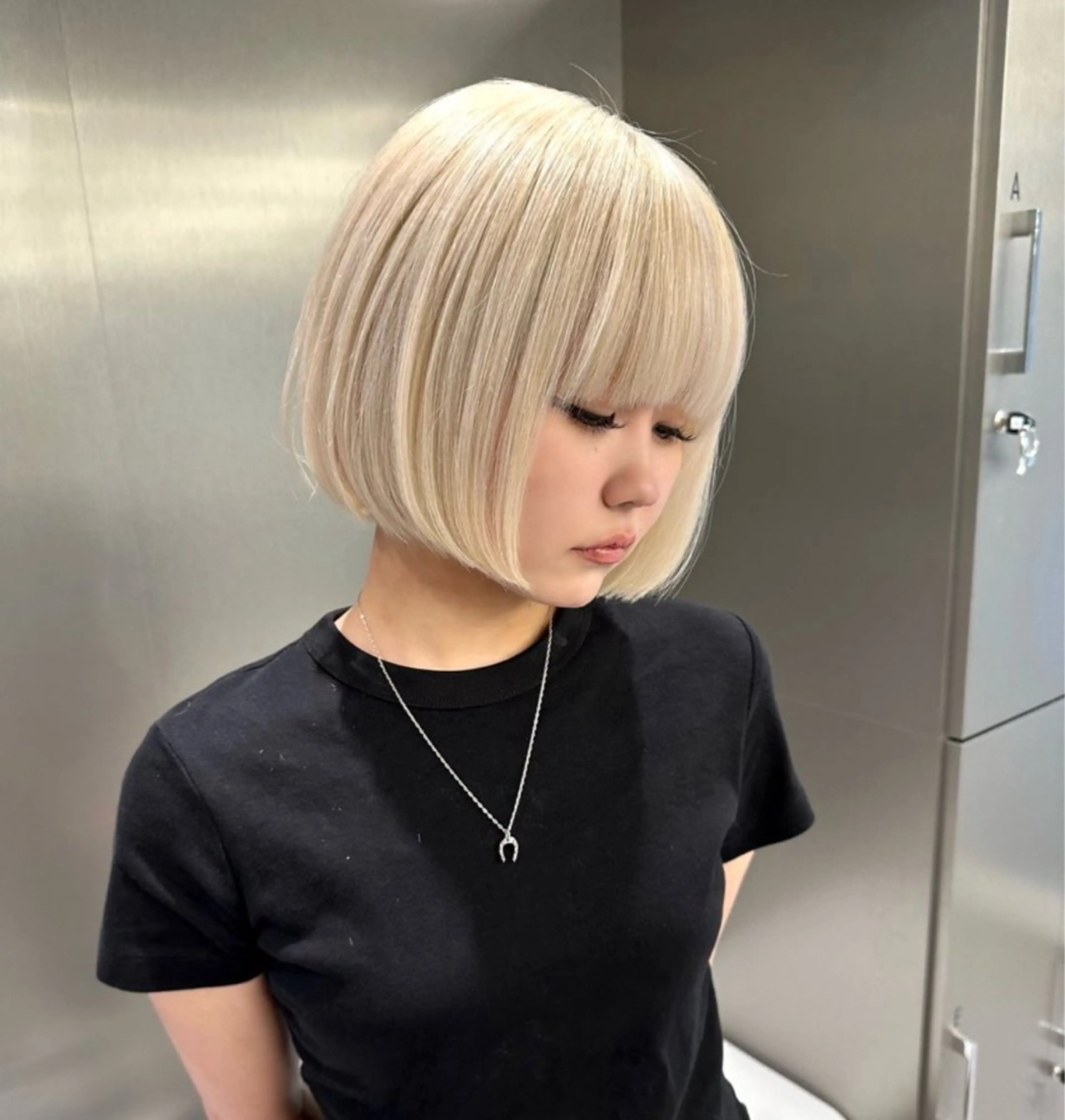 ショート カラー ブリーチ ブロンド ホワイトブロンド ボブ 縮毛矯正/ mikaのヘアスタイル