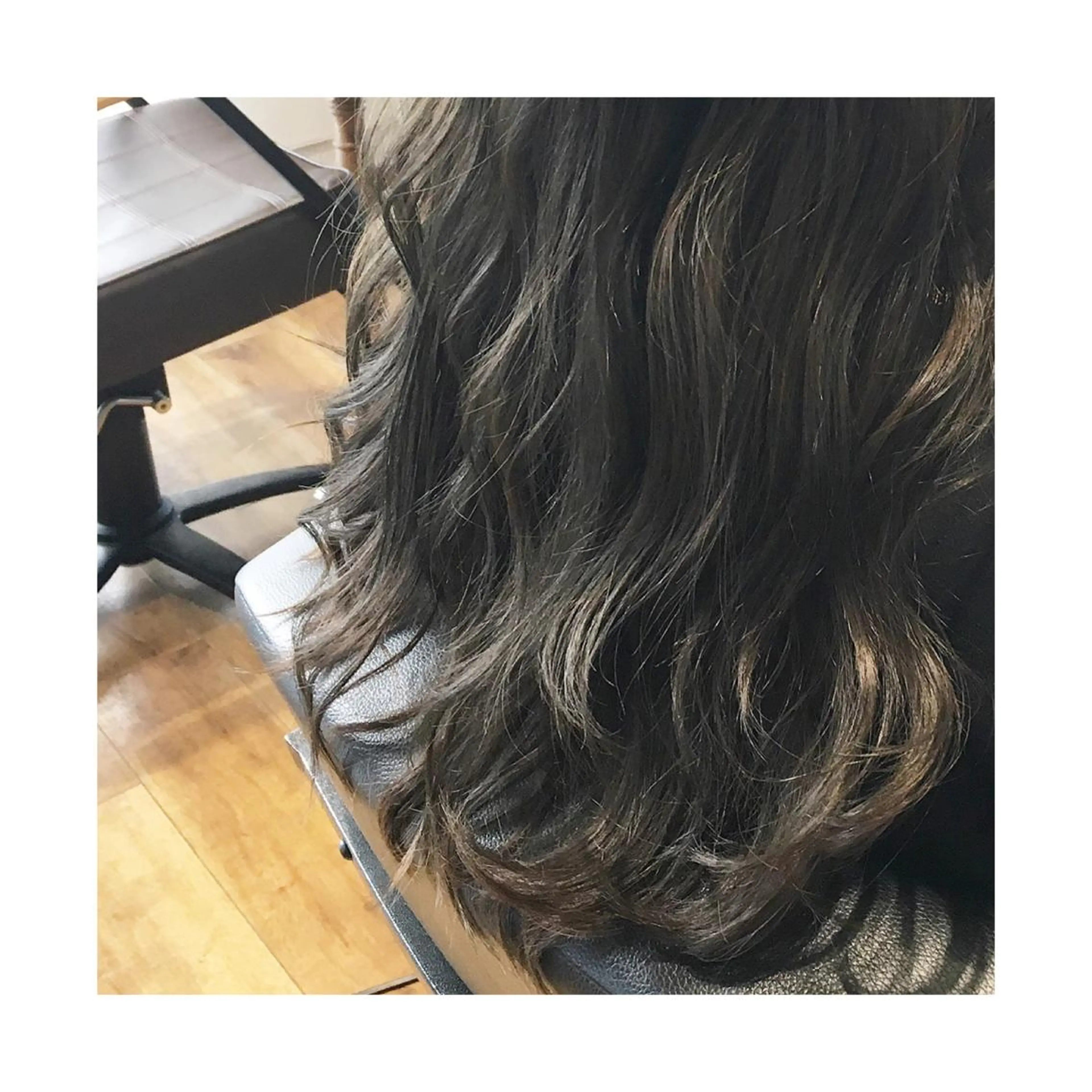 ミディアム カラー ブリーチ ダークグレー ダークグレージュ グレージュ ブリーチなしカラー 竹内 康浩のヘアスタイル