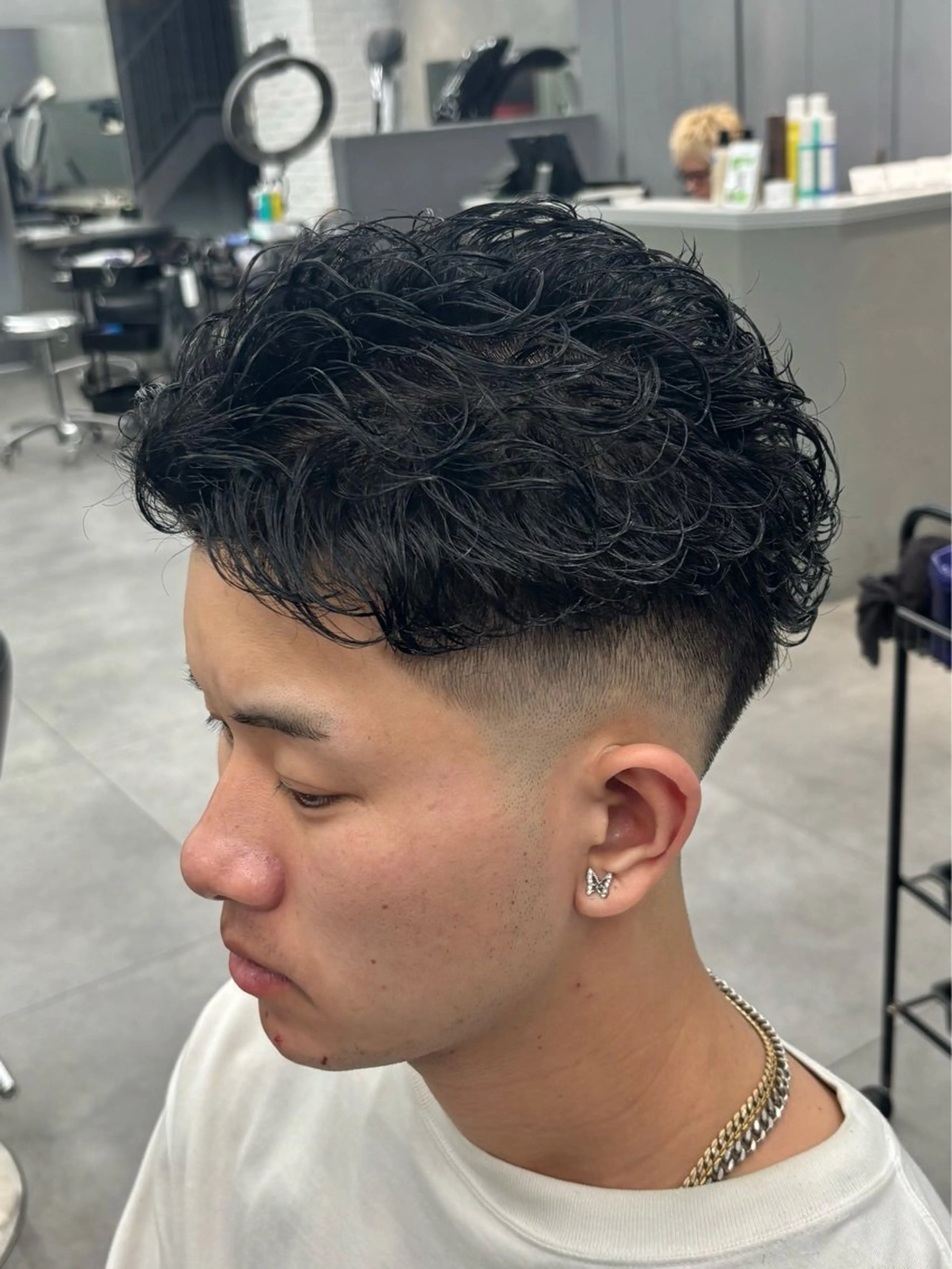 パーマ メンズ フェードカット メンズベリーショート カット パーマ 【ØVARL】🦁 メンズパーマ/レオのヘアスタイル