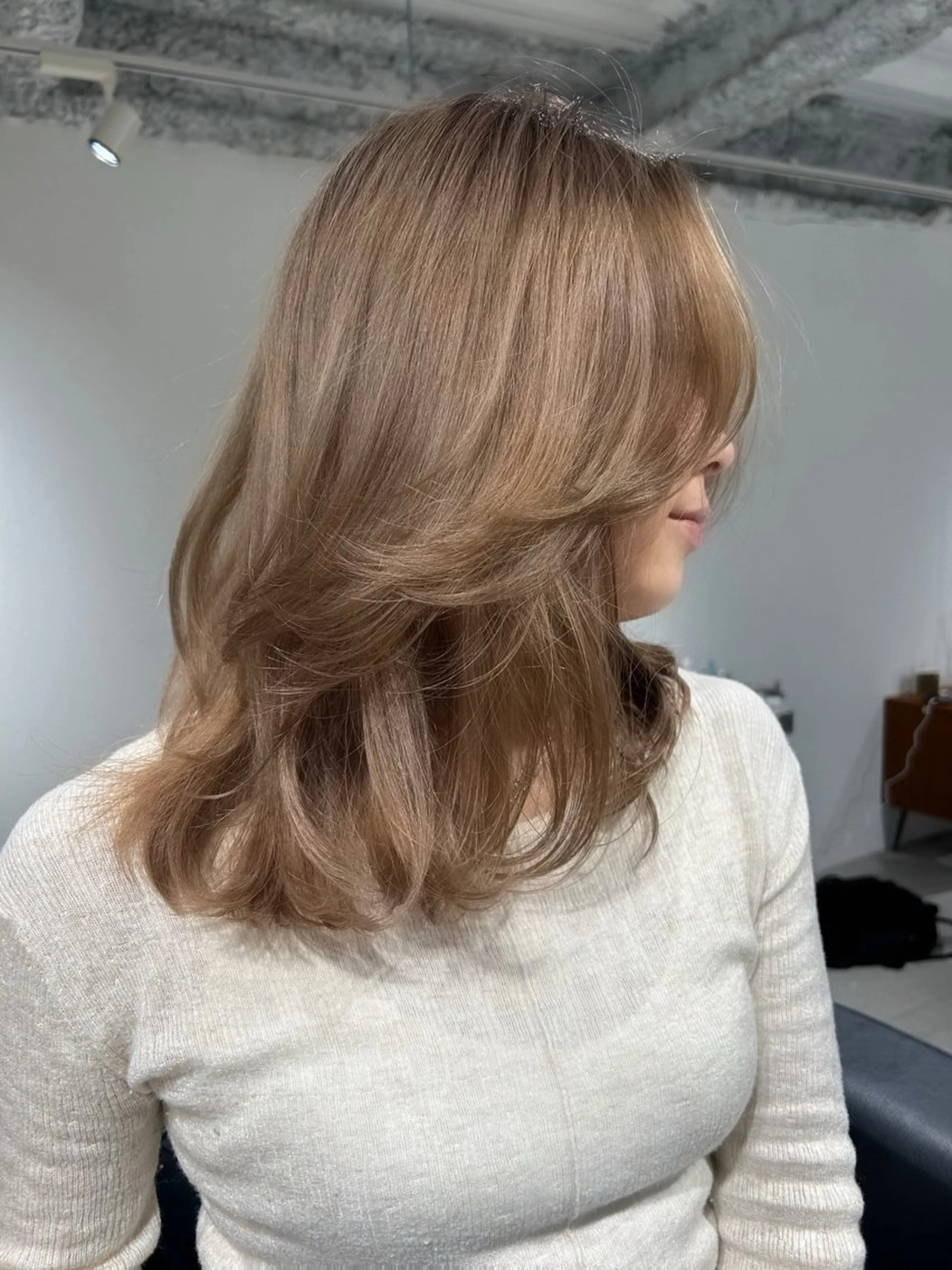ミディアム カラー ベージュカラー ブリーチ シルバー レイヤーカット 鎌倉駅/髪質改善 ケラチン/RONUのヘアスタイル