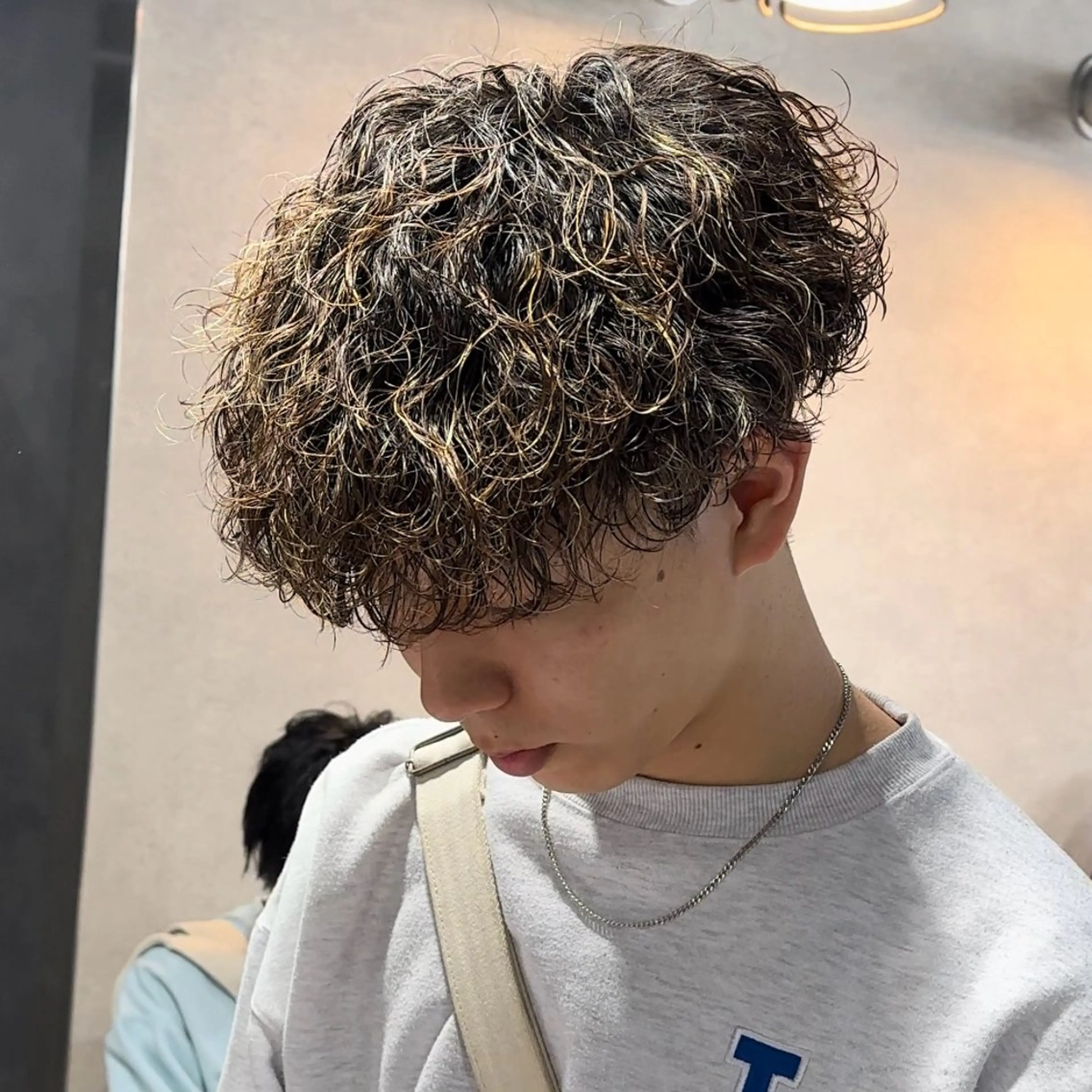 ショート パーマ メンズ センターパート メンズハイライト マッシュ メンズパーマ スペインカール ✂️メンズカット ひろき✂️のヘアスタイル